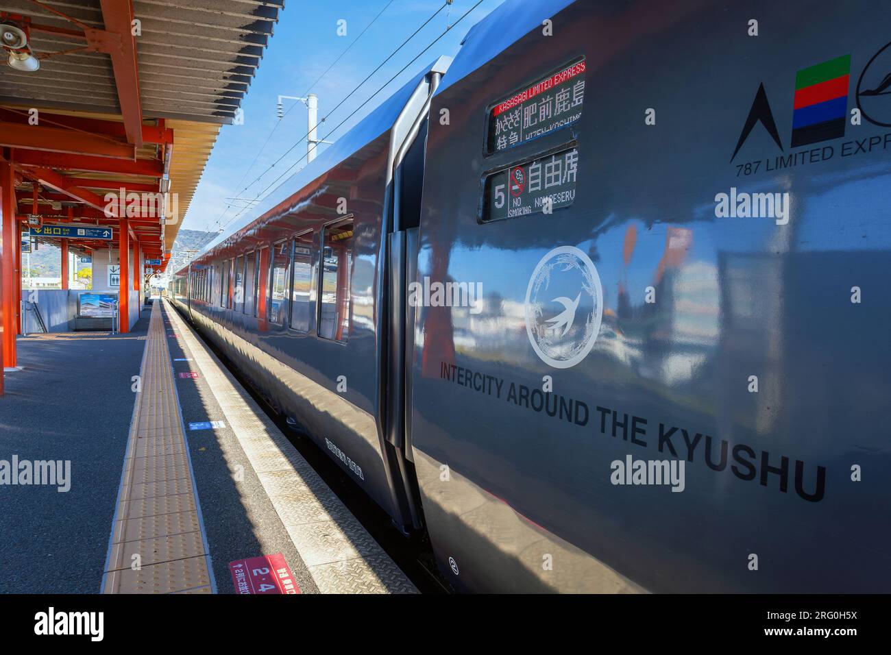 Saga, Japon - novembre 28 2022 : la série 787 est un type d'unité multiple électrique CA exploité sur des services express limités par Kyushu Railway Company (JR Kyus Banque D'Images