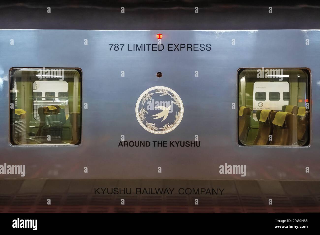 Fukuoka, Japon - novembre 27 2022 : la série 787 est un type d'unité multiple électrique CA exploité sur des services express limités par Kyushu Railway Company (JR K Banque D'Images