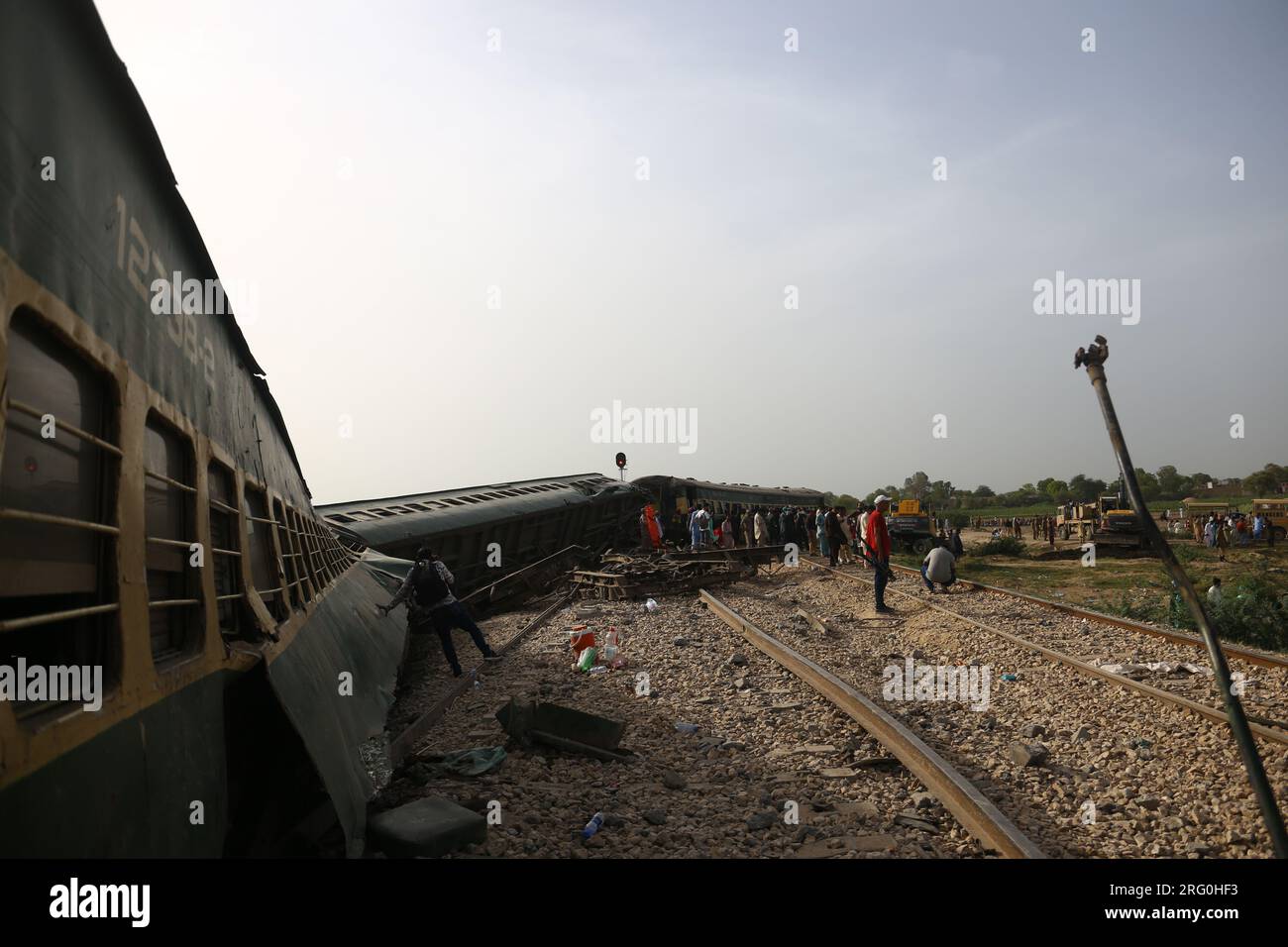 Nawabshah, Sindh, Pakistan. 6 août 2023. Une vue d'un déraillement d'un train de voyageurs à Nawabshah, province du Sindh au sud du Pakistan le 6 août 28 ont été tués et plus de 50 blessés, selon un rapport. (Image de crédit : © Jan Ali Laghari/Pacific Press via ZUMA Press Wire) USAGE ÉDITORIAL SEULEMENT! Non destiné à UN USAGE commercial ! Banque D'Images