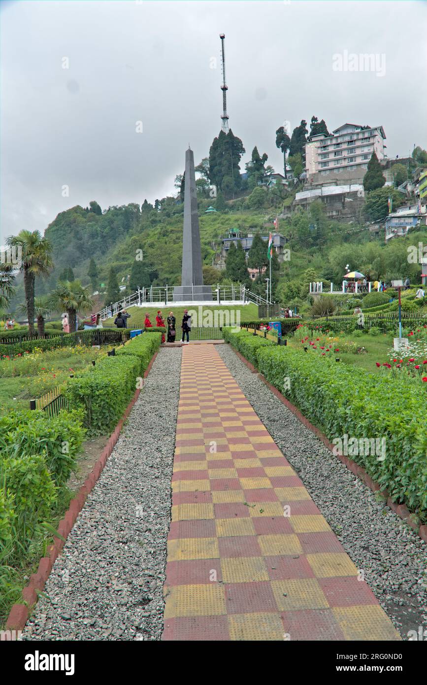 Darjeeling, Bengale occidental, Inde- 05.26.2023. Touristes profitant de vacances devant le mémorial de guerre à Darjeeling Banque D'Images