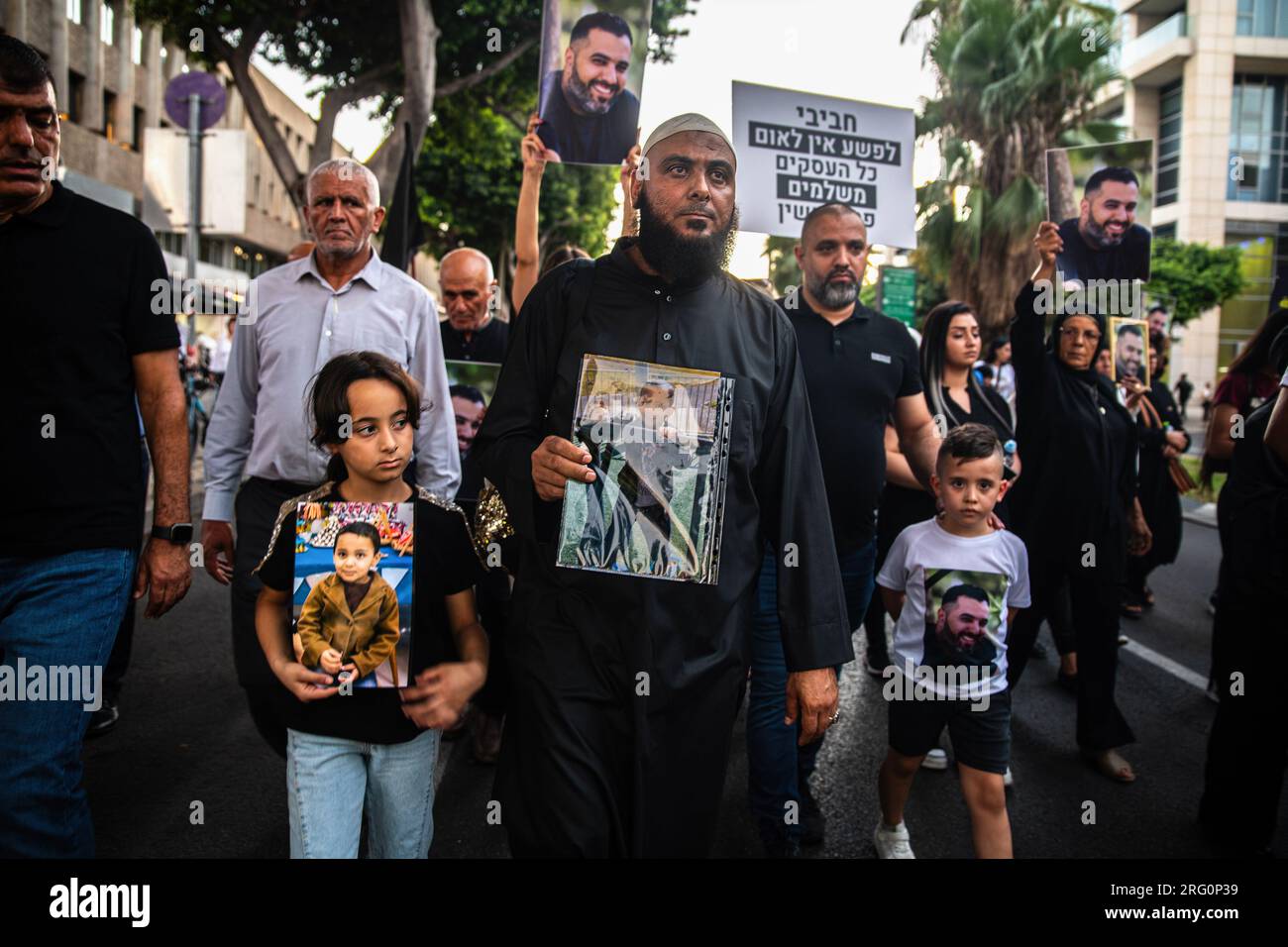 Tel Aviv, Israël. 06 août 2023. Les familles endeuillées de victimes de crimes tiennent les photos de leurs proches lors d'une manifestation contre la hausse du taux de criminalité dans la société arabe israélienne et le manque d'application faisant de 2023 l'année la plus meurtrière jamais enregistrée avec 143 victimes jusqu'au 6 août. Crédit : SOPA Images Limited/Alamy Live News Banque D'Images