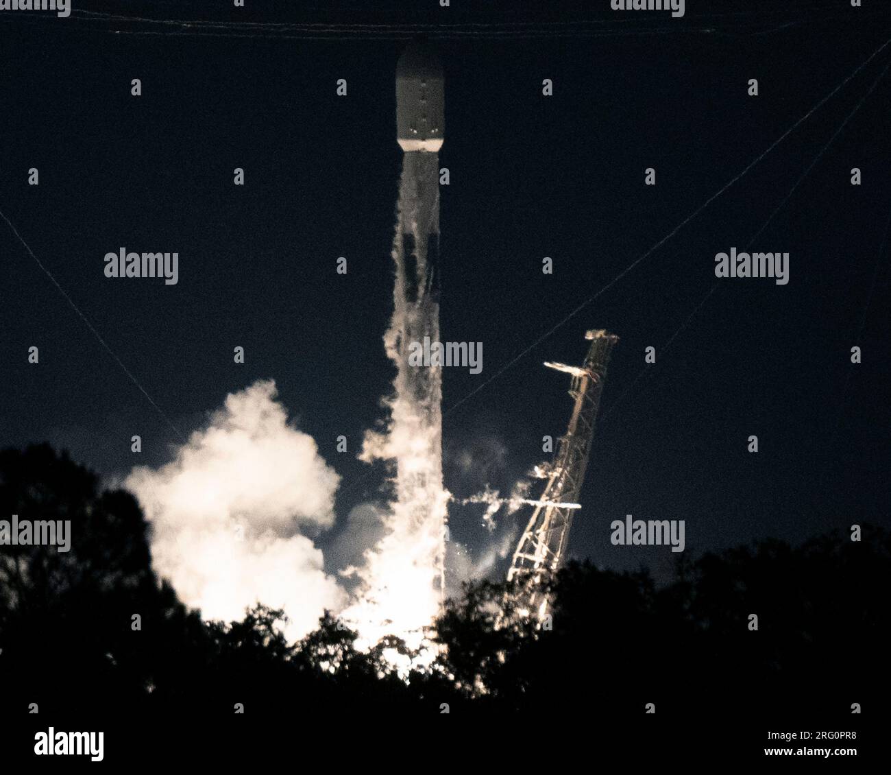 Une fusée SpaceX Falcon 9 lance le prochain lot de 22 satellites Starlink (mission ; Starlink 6 40-8), à partir du Launch Complex 10:41 de la Station spatiale Cape Canaveral, Floride, le dimanche 6 août 2023. C'est le quarantième lancement du Space Center en Floride. Photo de Joe Marino/UPI crédit : UPI/Alamy Live News Banque D'Images
