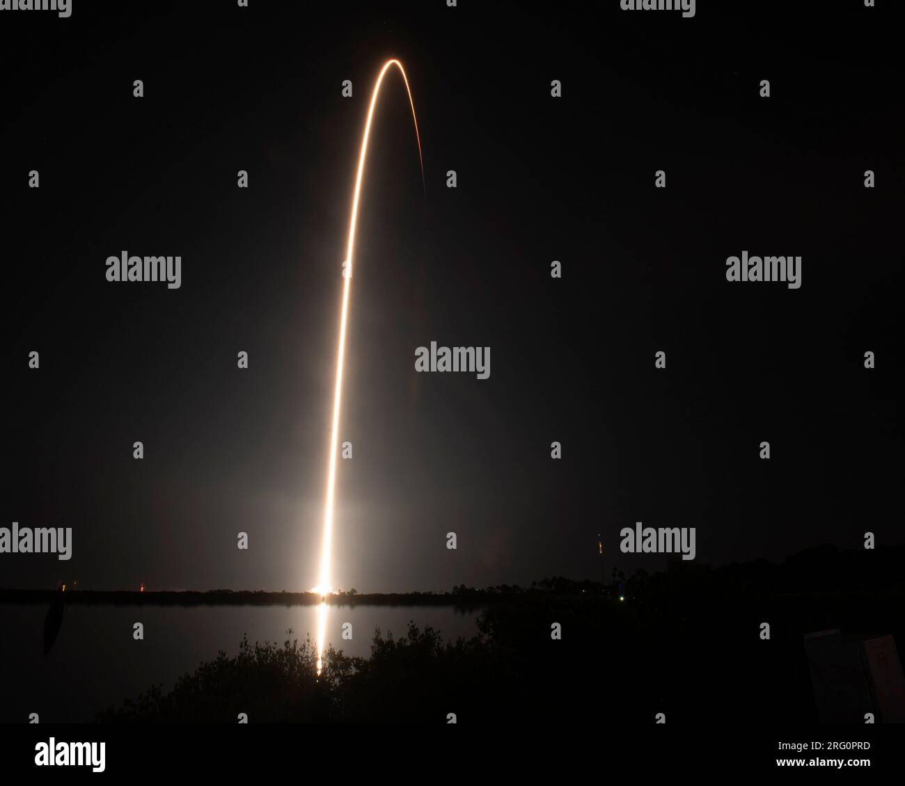 Une exposition chronométrée de la fusée SpaceX Falcon 9 lors du lancement du prochain lot de satellites Starlink (mission ; Starlink 6-8), à 40 h 10:41 depuis le complexe de lancement 22 de la Station spatiale Cape Canaveral, Floride, le dimanche 6 août 2023. C'est le quarantième du Centre spatial. Photo de Joe Marino/UPI crédit : UPI/Alamy Live News Banque D'Images