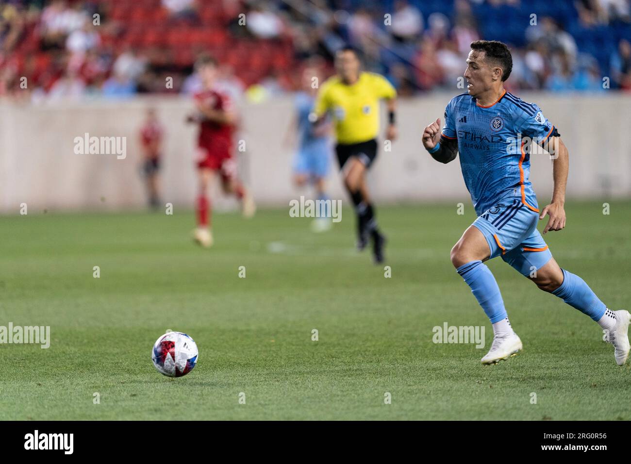 Braian Cufre (3 ans) de NYCFC contrôle le ballon lors de la ronde du match de la coupe de la Ligue 32 2023 contre les Red Bulls au Red Bull Arena le 3 août 2023 Banque D'Images