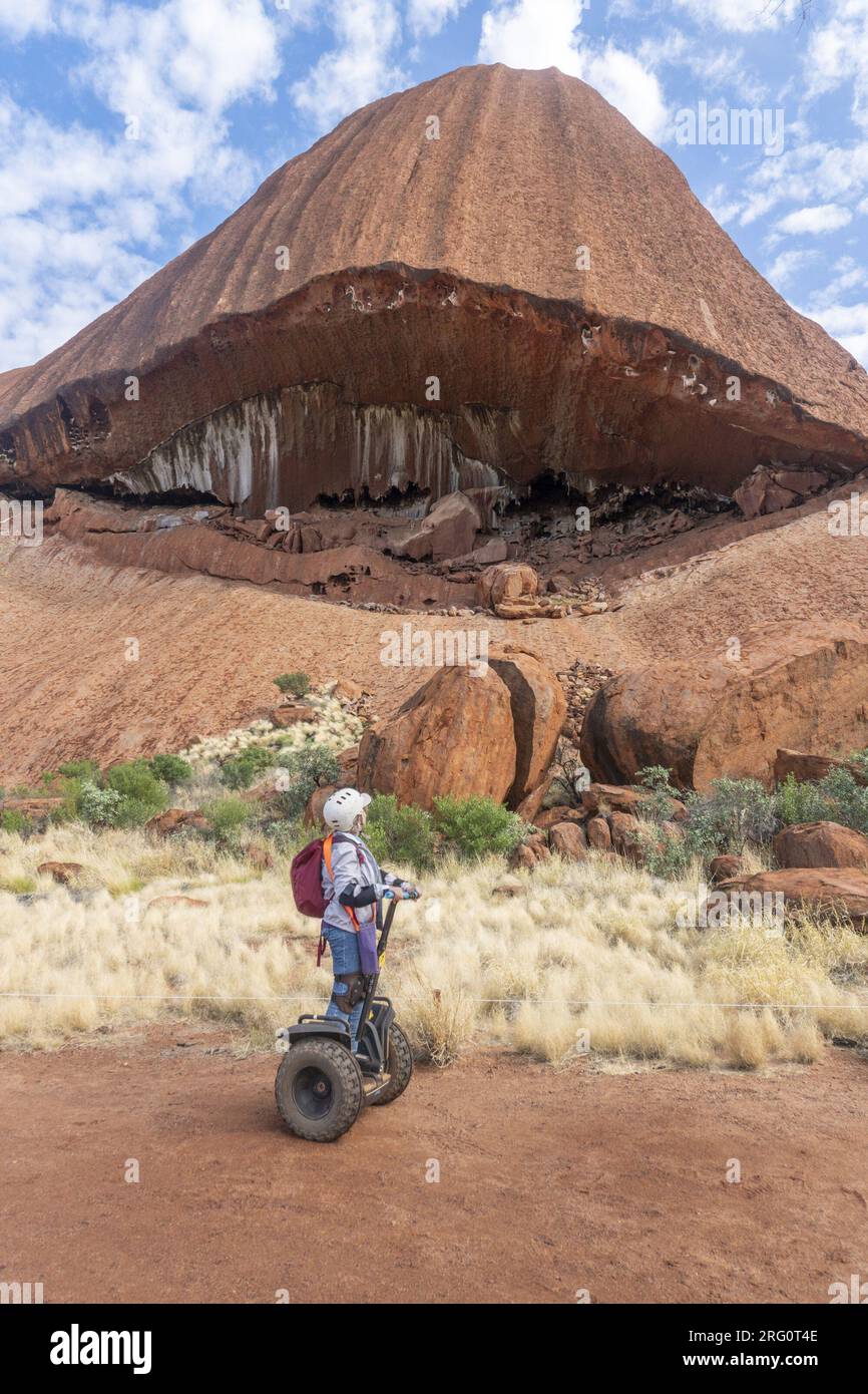 Visiteur en Segway à Kuniya Piti sur la partie sud-est d'Uluru, Uluru-Kata Tjuta National Park, territoire du Nord, Australie Banque D'Images