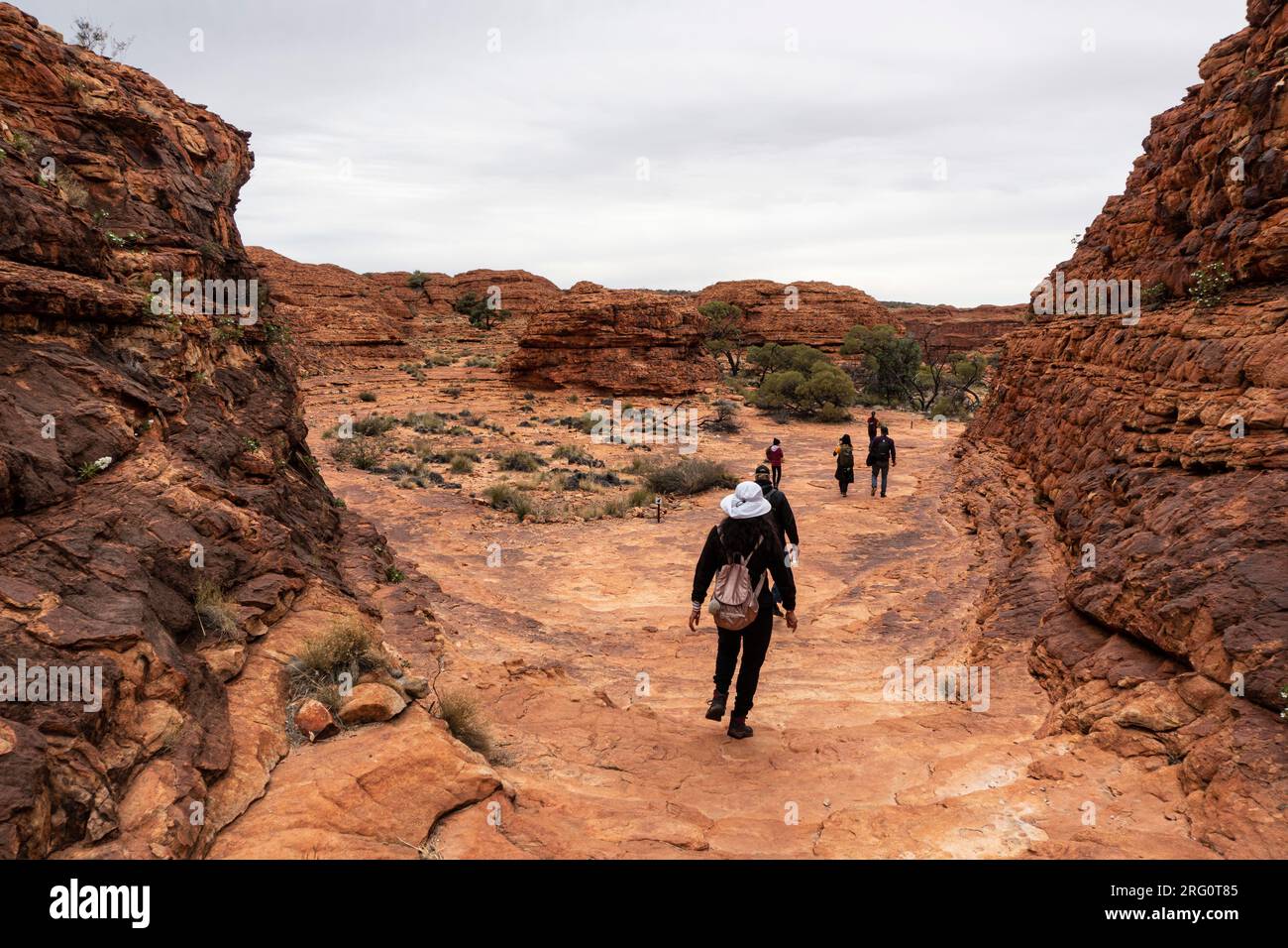 Les randonneurs sur le Kings Canyon Rim marchent en sortant de Priscilla crack vers une région ouverte sur le côté nord du canyon. Parc national de Watarrka, nord Banque D'Images