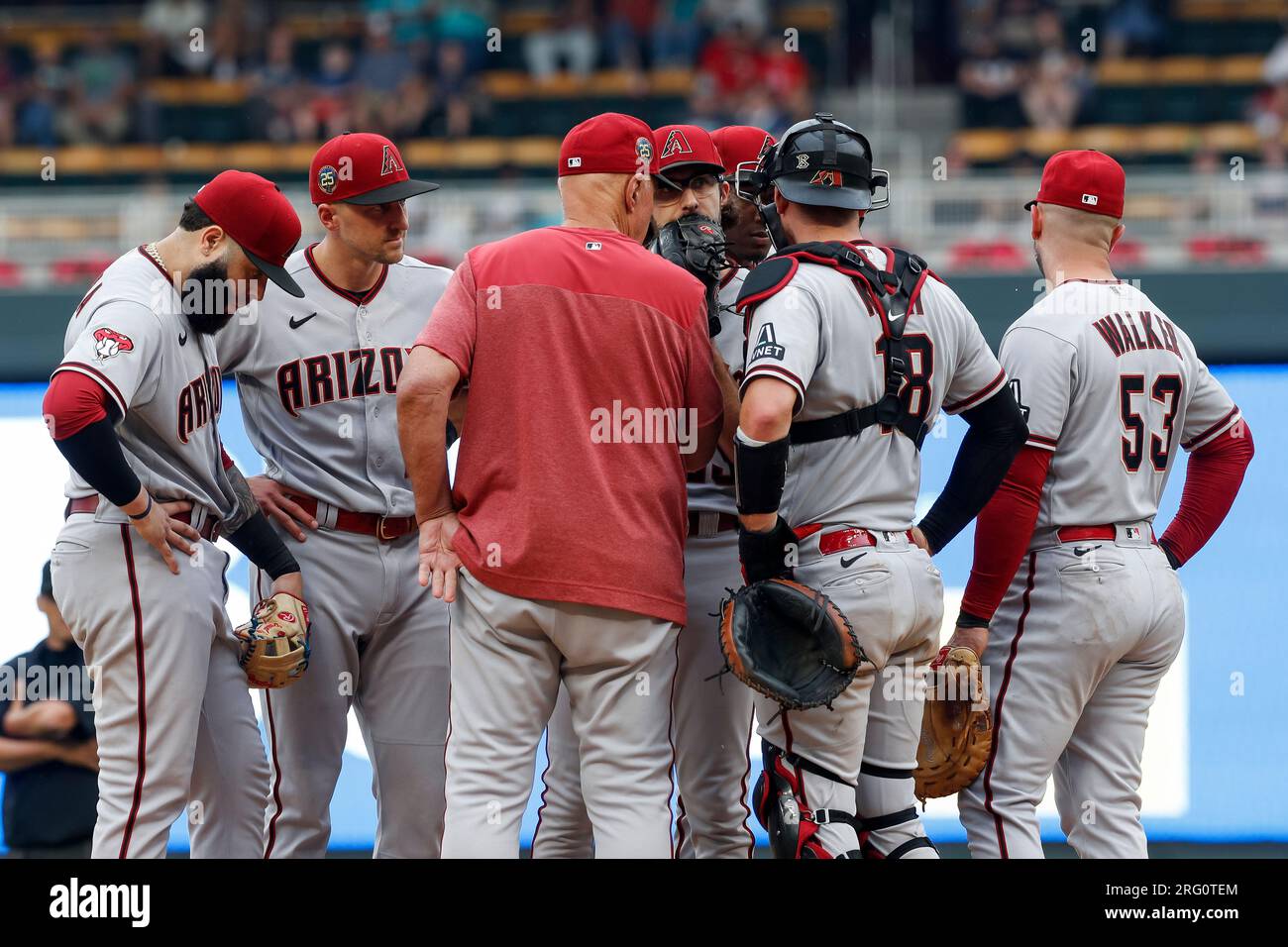 Zac Gallen (23), le lanceur de départ des Diamondbacks de l'Arizona, reçoit une visite de monticule lors d'un match de saison régulière de la MLB entre les Diamondbacks de l'Arizona et le Minn Banque D'Images