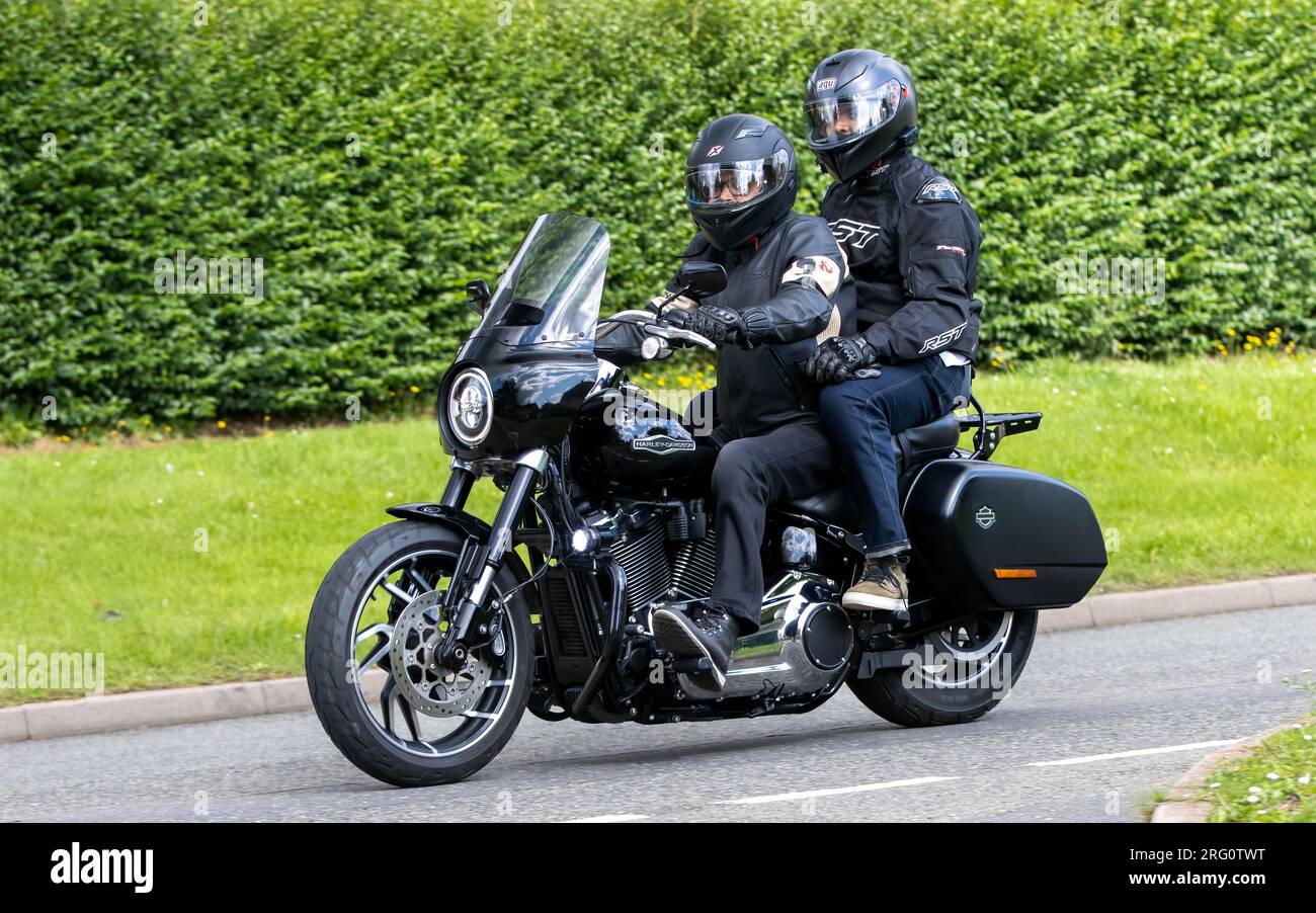 Whittlebury, Northants., Royaume-Uni - 6 août 2023. 2020 Harley Davidson FLSB Sport Glide 1745 20 noir voyageant à travers un village anglais. Banque D'Images