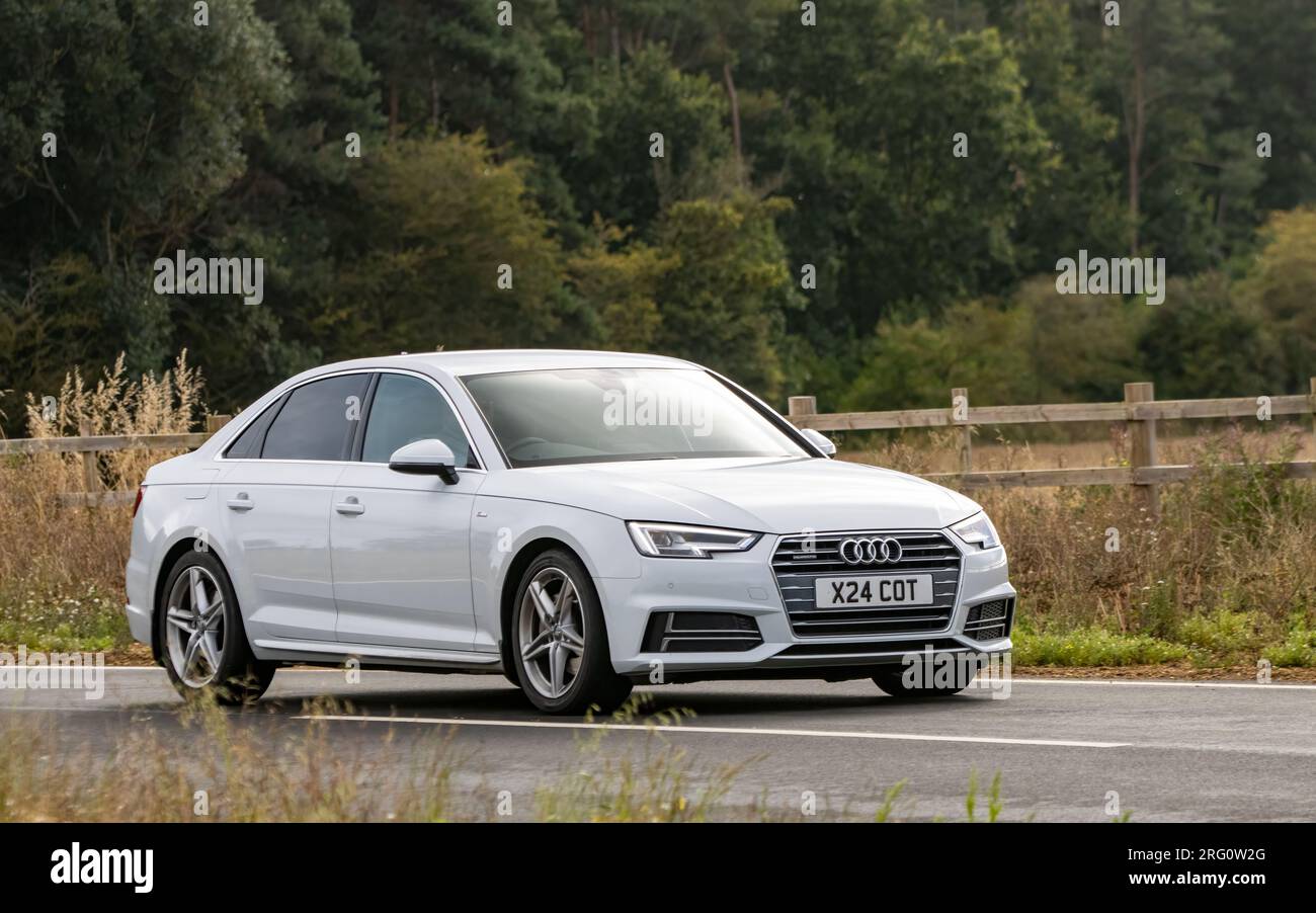 Whittlebury, Northants., Royaume-Uni - 6 août 2023. 2018 Audi A4 S line Quattro S-A blanche traversant un village anglais. Banque D'Images
