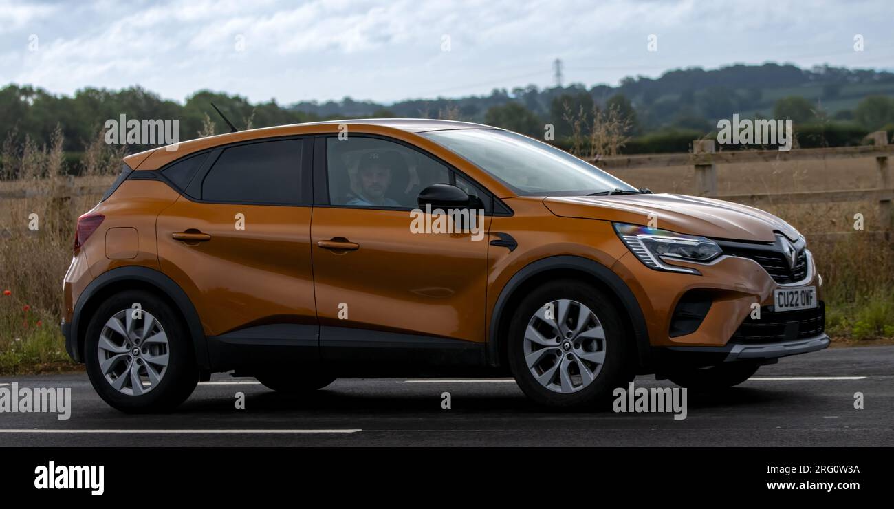 Whittlebury, Northants., Royaume-Uni - 6 août 2023. 2022 orange Renault Captur Iconic Edition TCE voiture voyageant à travers un village anglais. Banque D'Images