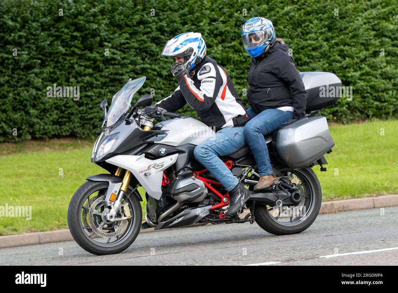 Whittlebury, Northants., Royaume-Uni - 6 août 2023. Moto BMW R1200 RS Sport  se 2018 traversant un village anglais Photo Stock - Alamy