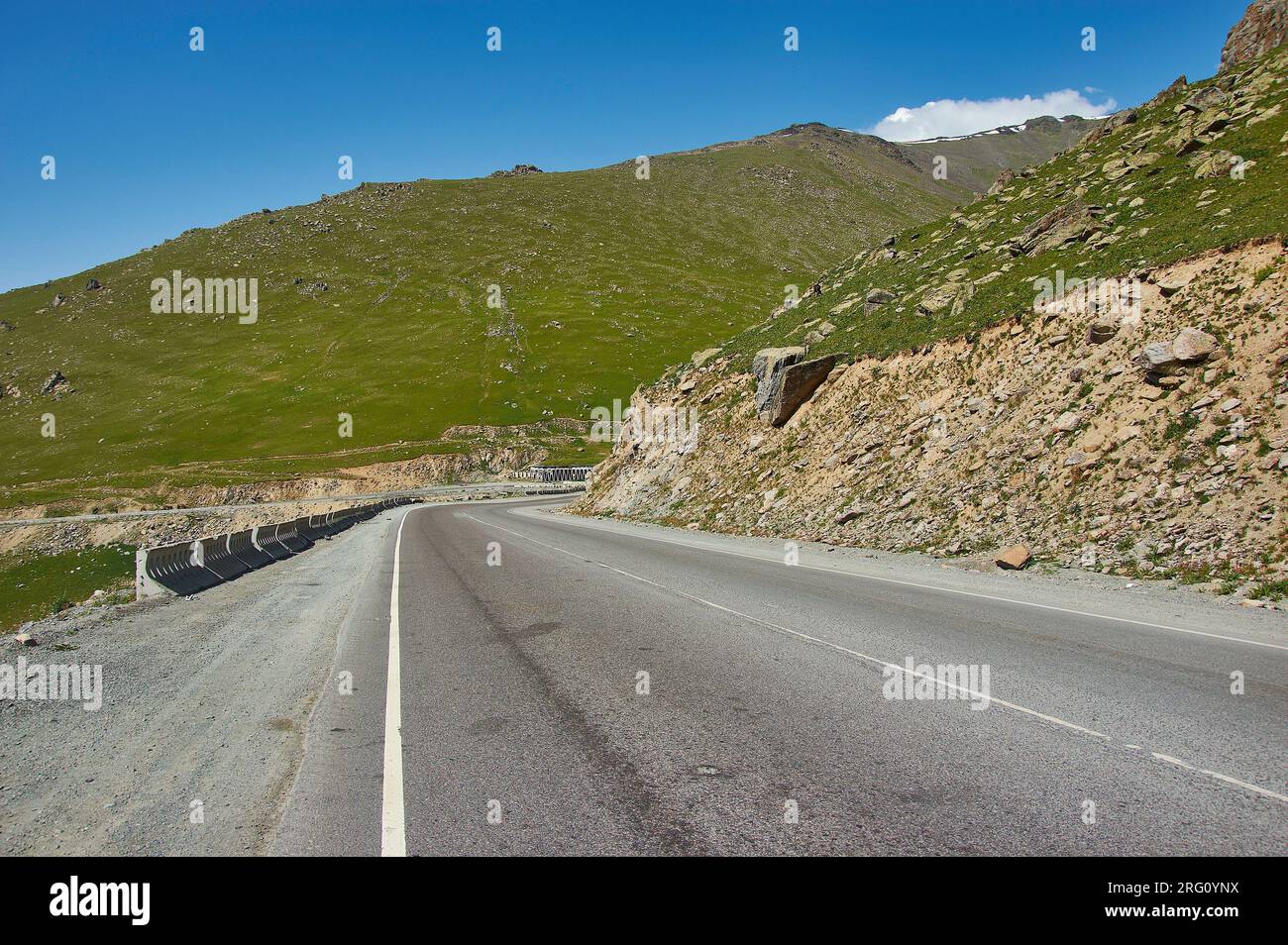 Vallée de Suusamyr, paysage de montagne de Taldyk Pass. Kirghizistan. Banque D'Images