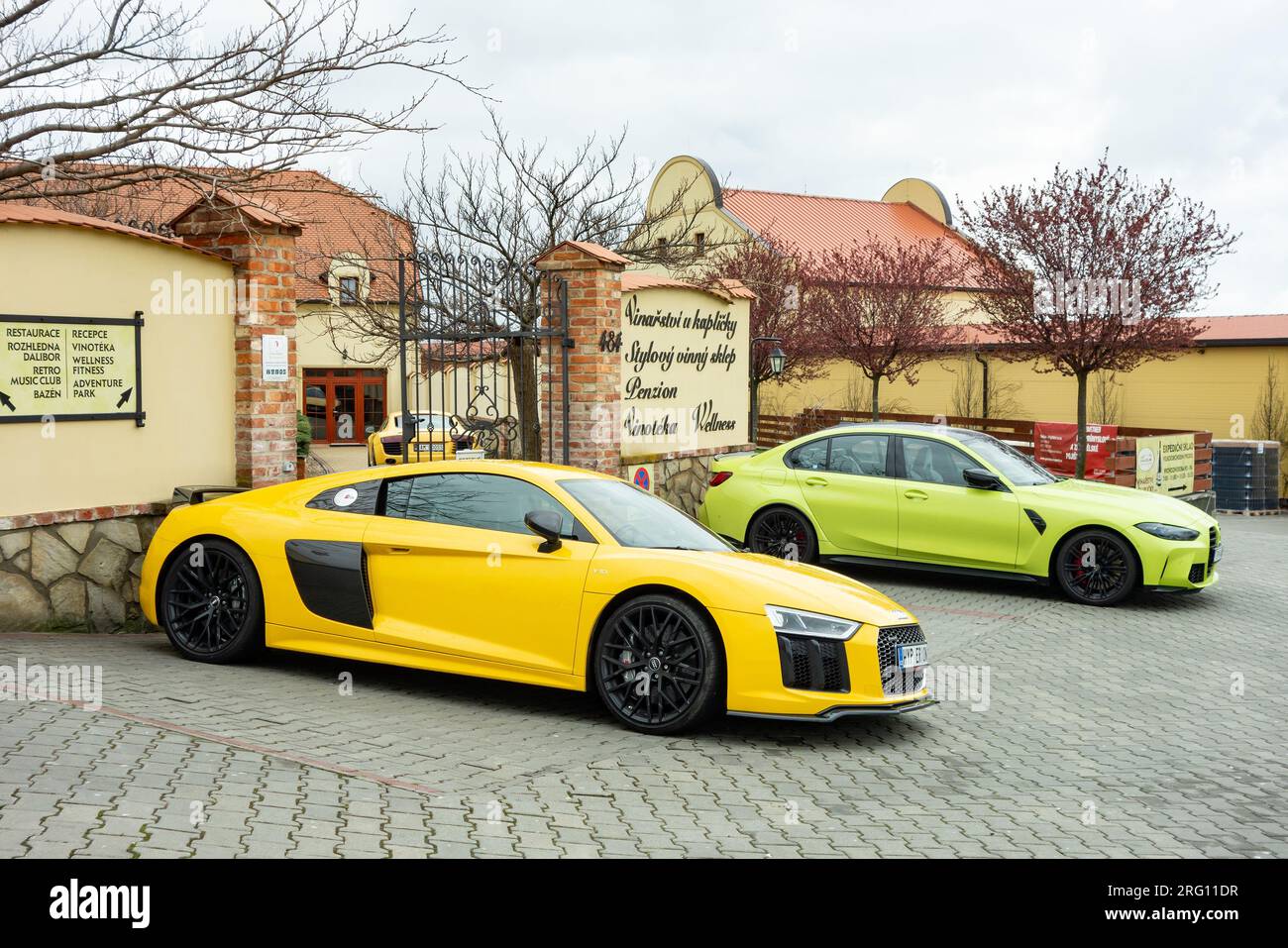 ZAJECI, RÉPUBLIQUE TCHÈQUE - 15 AVRIL 2023 : coupé Audi R8 et berline BMW 3 en arrière-plan devant un restaurant de luxe Banque D'Images