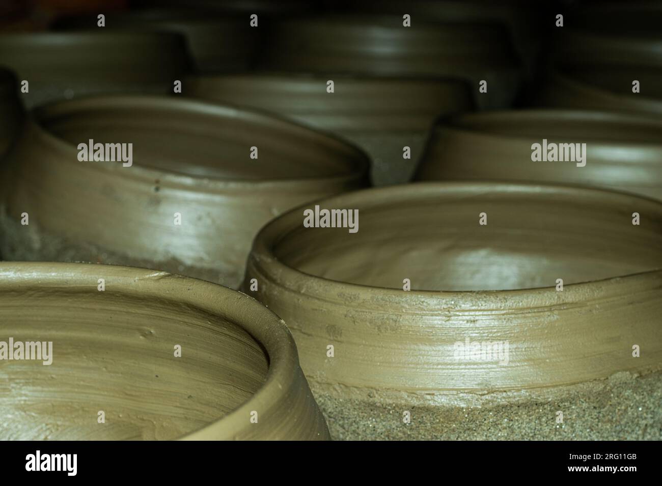 Les produits de terrassement sont faits à la main par des artisans locaux et produits de manière équitable. Les pots d'argile sont vraiment bénéfiques pour garder les nutriments et min Banque D'Images