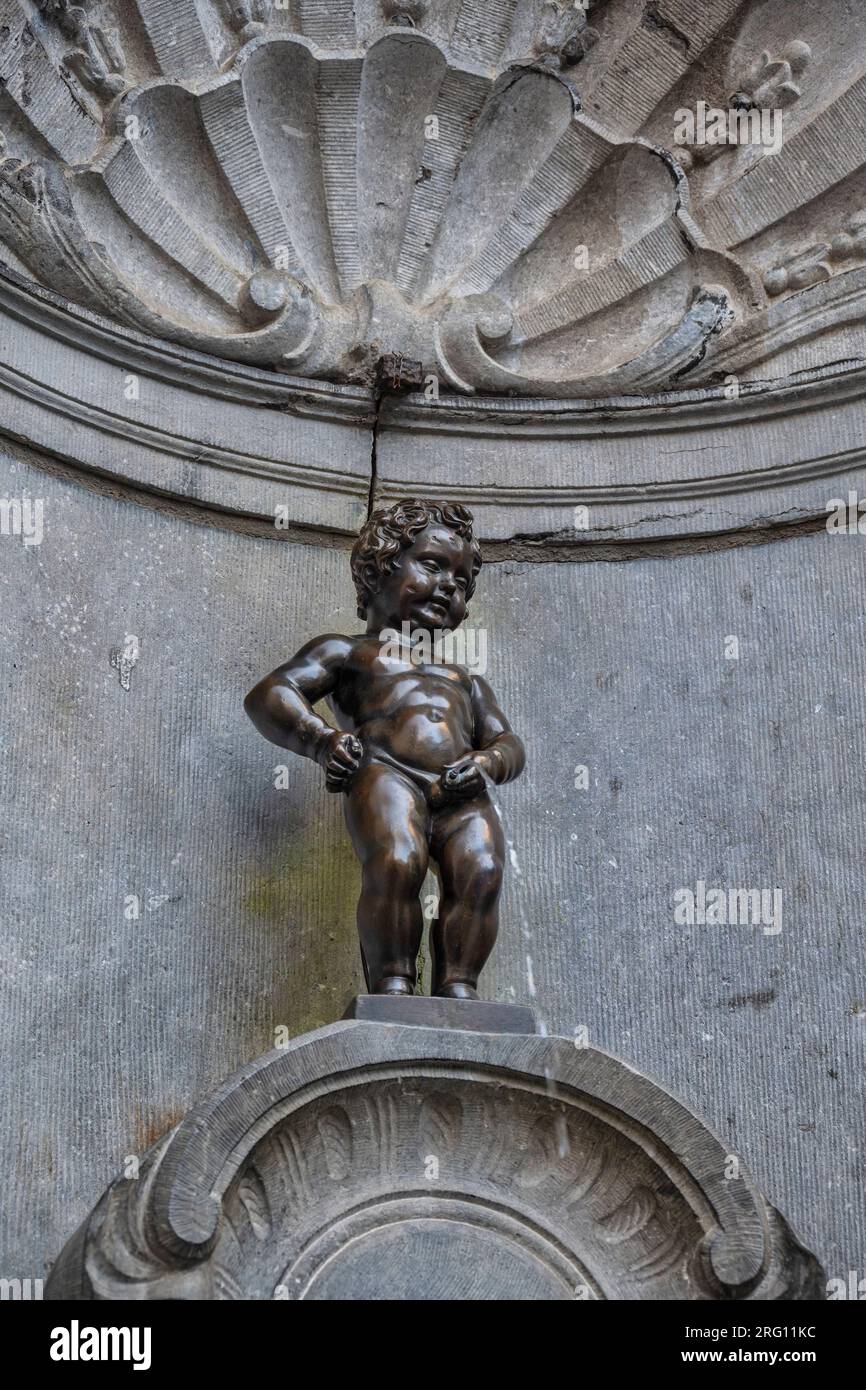 Bruxelles, Belgique - 15 juillet 2022 : la célèbre statue de pissement d'enfant du Manneken Pis Banque D'Images