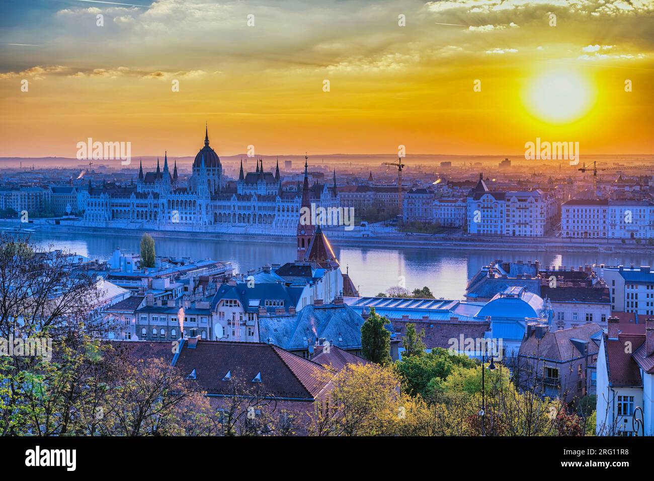 Budapest Hongrie, vue sur la ville, lever du soleil au Parlement hongrois et sur le Danube Banque D'Images