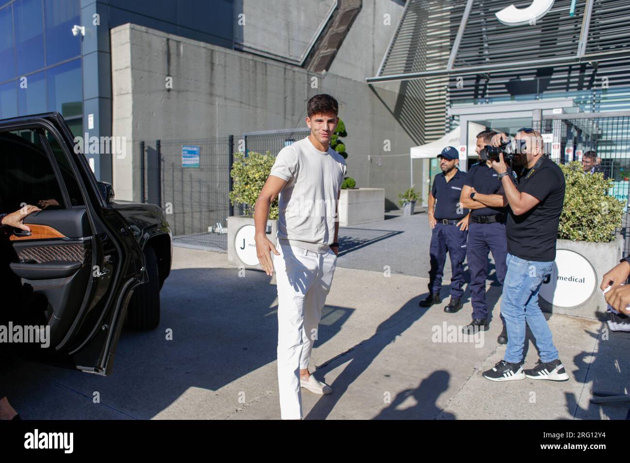 Juventus, 07/08/2023, Facundo Gonzalez arrivant à JMedial pour test avant la signature en tant que nouveau joueur de la Juventus FC, le 07 août 2023 au J Medial - Juventus Stadium. Crédit : Nderim Kaceli/Alamy Live News Banque D'Images