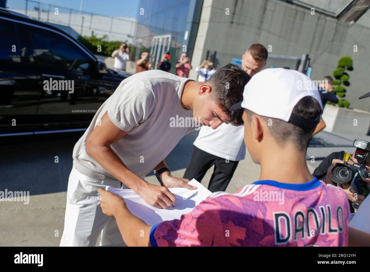 Juventus, 07/08/2023, Facundo Gonzalez arrivant à JMedial pour test avant la signature en tant que nouveau joueur de la Juventus FC, le 07 août 2023 au J Medial - Juventus Stadium. Crédit : Nderim Kaceli/Alamy Live News Banque D'Images