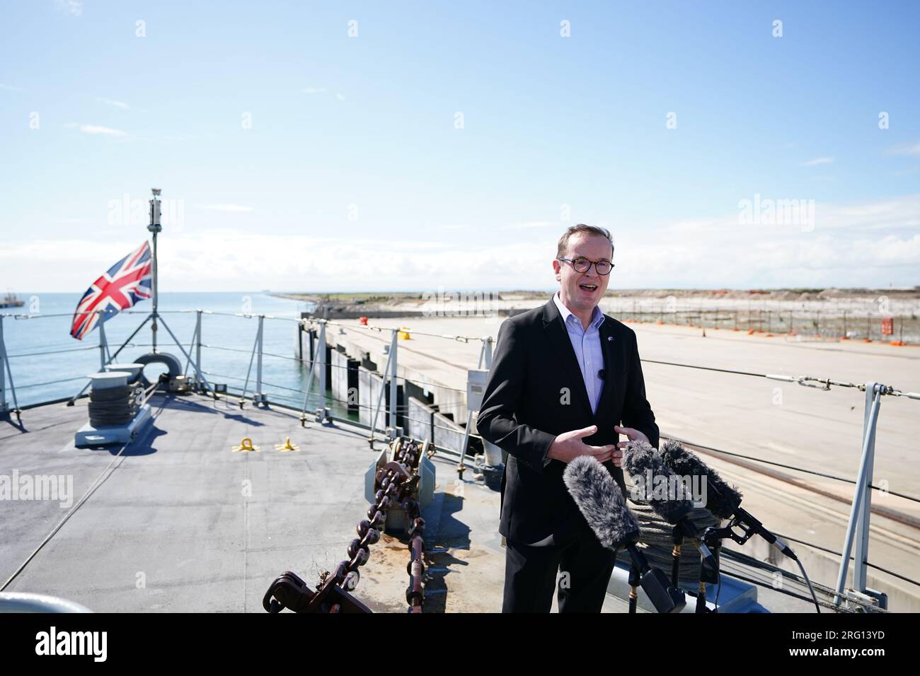 Le consul général du Queensland Richard Cowin s'adresse aux médias à bord du HMS Spey à Brisbane, en Australie, avant le match de coupe du monde féminin Angleterre contre Nigeria. L'arrivée du navire de patrouille offshore ultramoderne HMS Spey marque la première visite de la Royal Navy à Brisbane depuis le HMS Monmouth en 1995. Date de la photo : lundi 7 août 2023. Banque D'Images