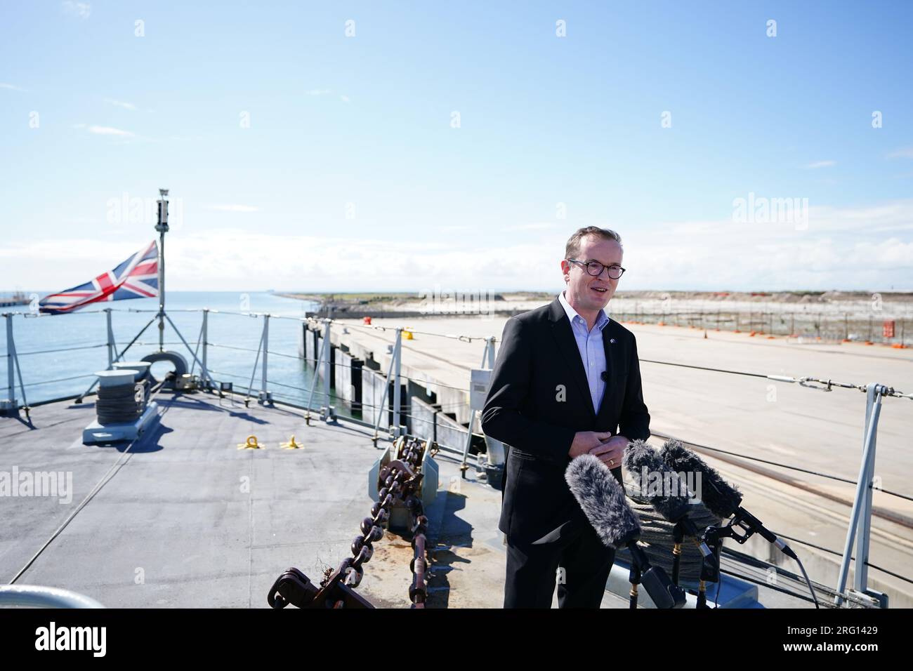 Le consul général du Queensland Richard Cowin s'adresse aux médias à bord du HMS Spey à Brisbane, en Australie, avant le match de coupe du monde féminin Angleterre contre Nigeria. L'arrivée du navire de patrouille offshore ultramoderne HMS Spey marque la première visite de la Royal Navy à Brisbane depuis le HMS Monmouth en 1995. Date de la photo : lundi 7 août 2023. Banque D'Images