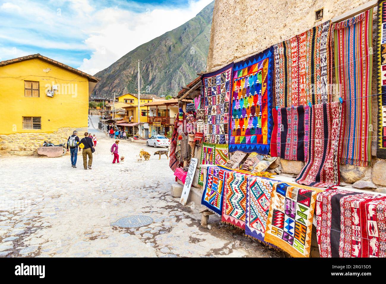 Stall avec des tapis péruviens colorés à Ollantaytambo, Vallée Sacrée, Pérou Banque D'Images