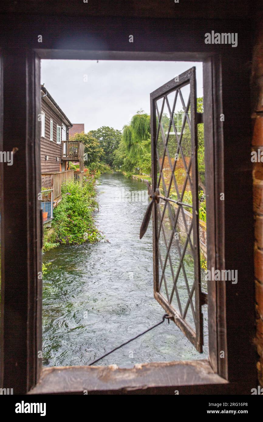 La rivière Itchen qui traverse le moulin à eau dans la ville de Winchester dans le Hampshire Banque D'Images