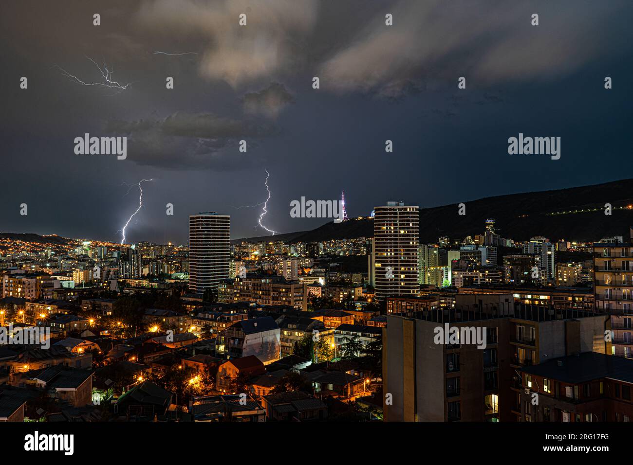 Ciel spectaculaire avec des éclairs dans la nuit orageuse au-dessus du centre-ville de Tbilissi Banque D'Images