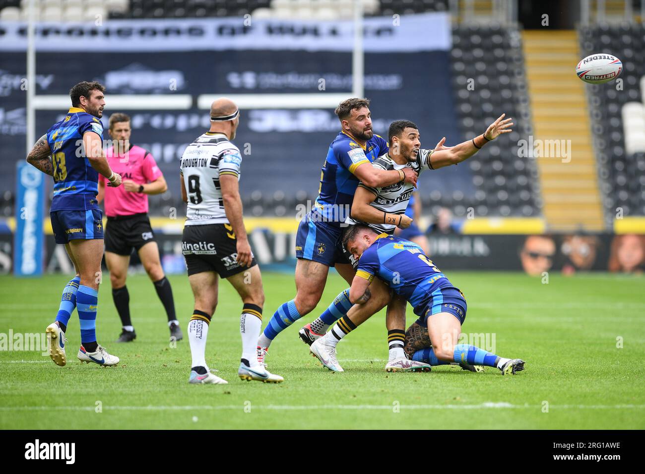 Kingston upon Hull, Angleterre - 6 août 2023 Carlos Tuimavave de Hull FC se décharge en palan. Rugby League Betfred Super League , Hull FC vs Wakefield Trinity au MKM Stadium, Kingston upon Hull, Royaume-Uni Banque D'Images