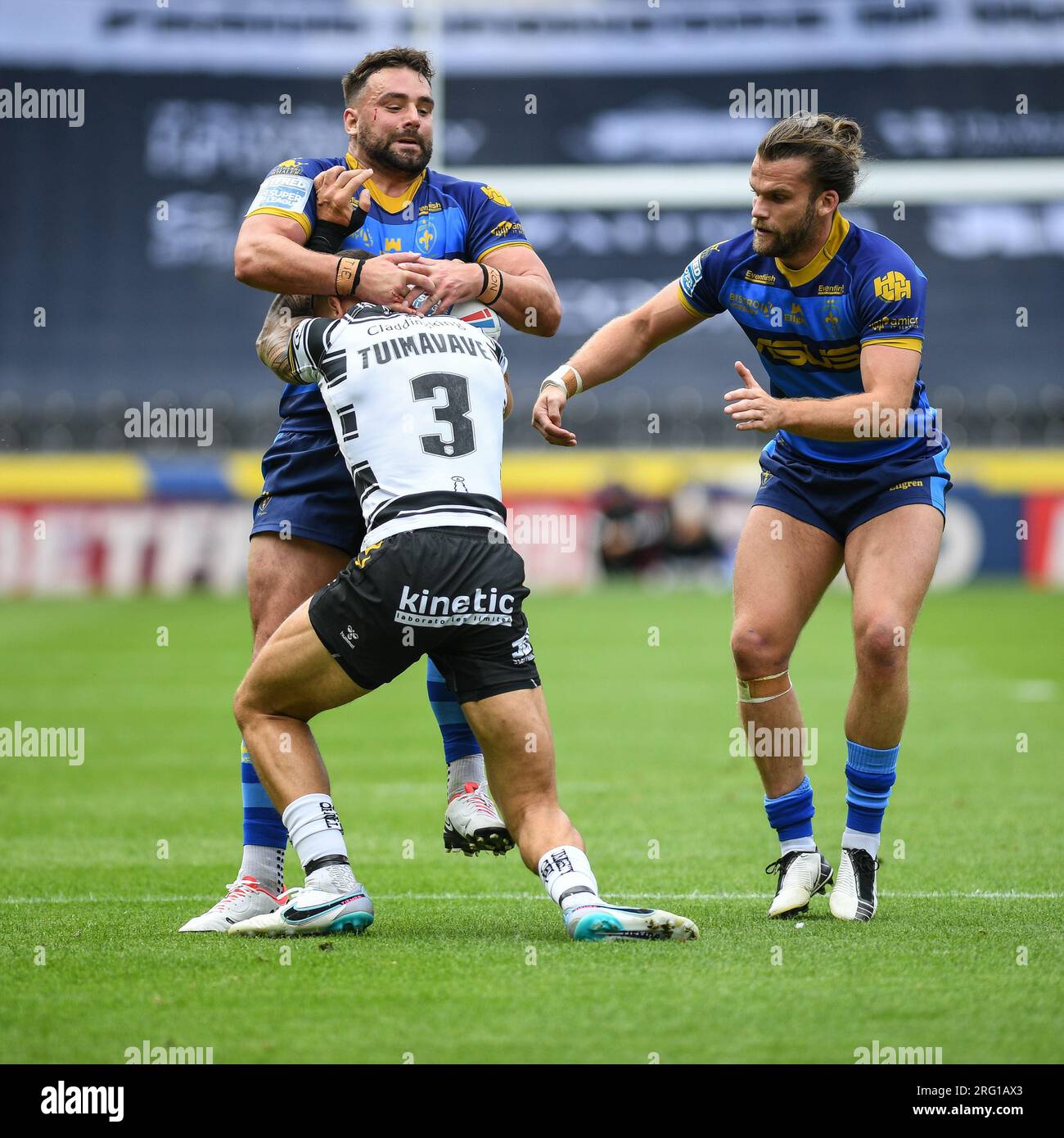 Kingston upon Hull, Angleterre - 6 août 2023 Josh Bowden de Wakefield Trinity s'attaque à Carlos Tuimavave de Hull FC. Rugby League Betfred Super League , Hull FC vs Wakefield Trinity au MKM Stadium, Kingston upon Hull, Royaume-Uni Banque D'Images