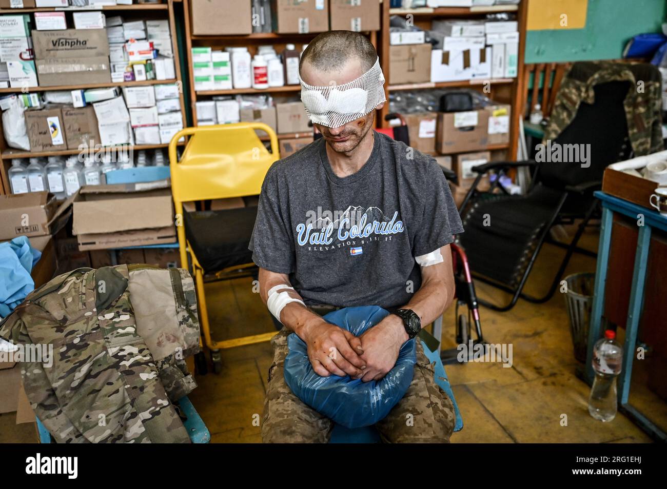 ZAPORIZHZHIA REGION, UKRAINE - le 27 JUILLET 2023 - Un militaire atteint d'une blessure à l'oeil est photographié à un point de stabilisation du service médical de l'un des t Banque D'Images