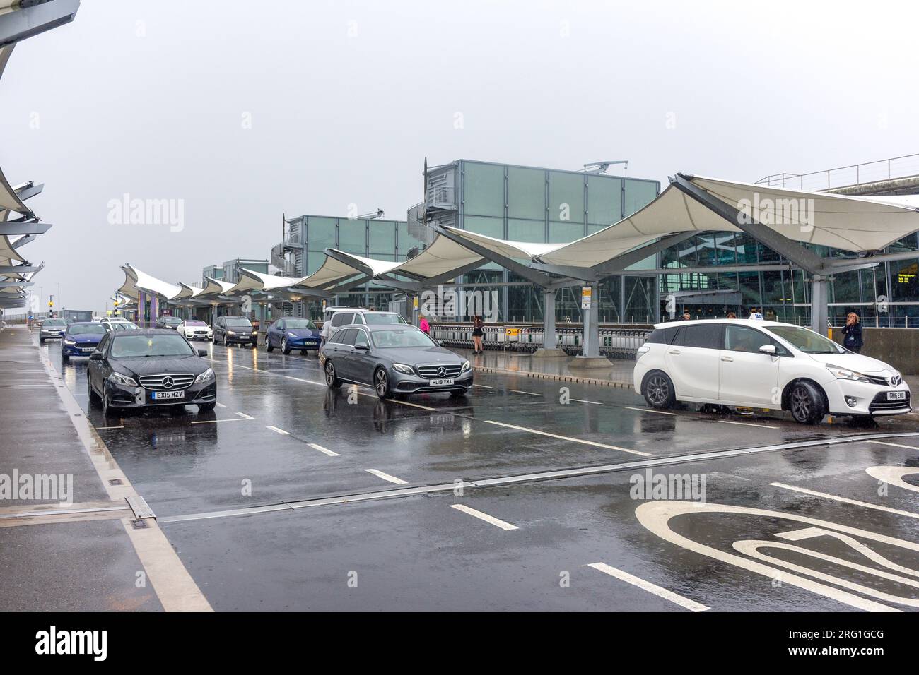 Niveau de départ sous forte pluie, terminal 5, aéroport d'Heathrow, London Borough of Hillingdon, Greater London, Angleterre, Royaume-Uni Banque D'Images