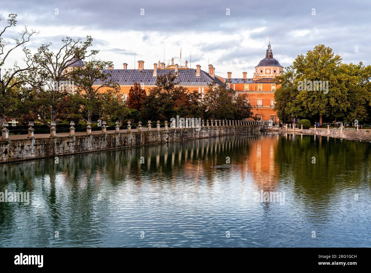 Palais royal d'Aranjuez et reflets sur étang Banque D'Images