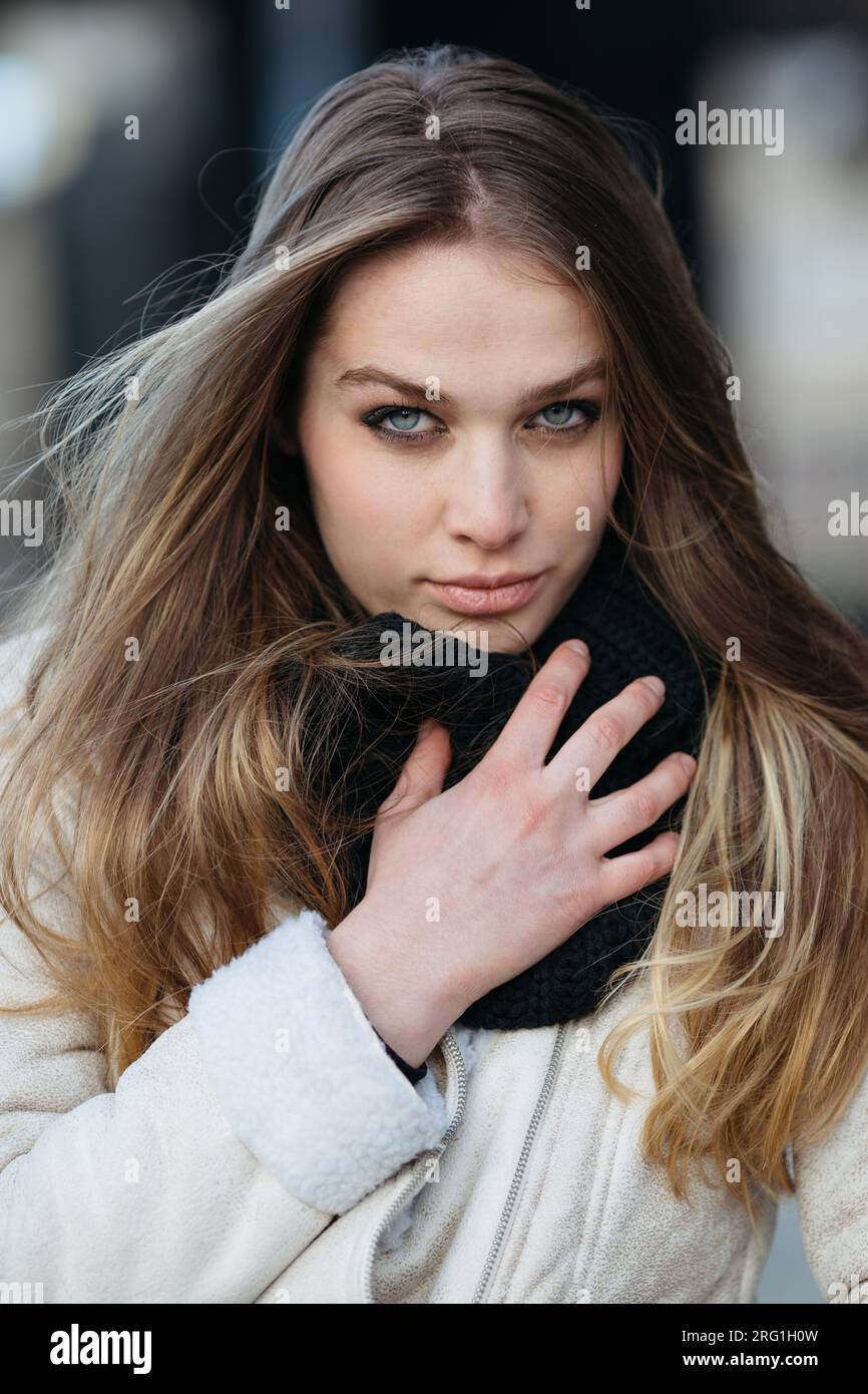 Gros plan portrait de jeune belle femme portant une écharpe noire Banque D'Images