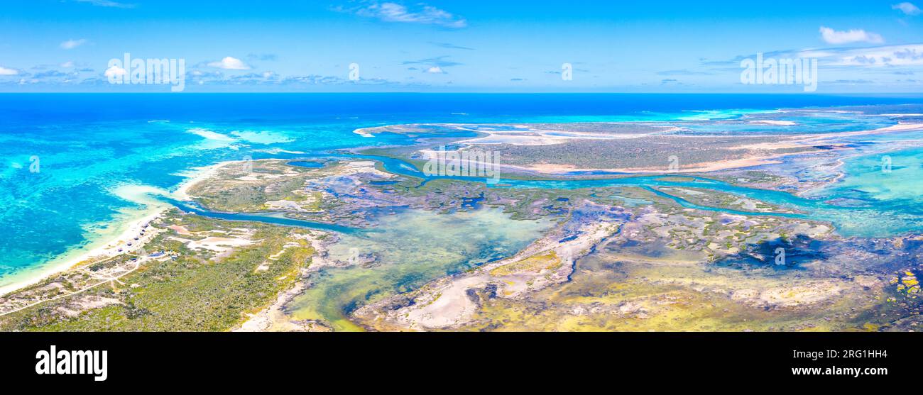 Panoramique aérien de Codrington Lagoon, Antigua-et-Barbuda, Caraïbes Banque D'Images