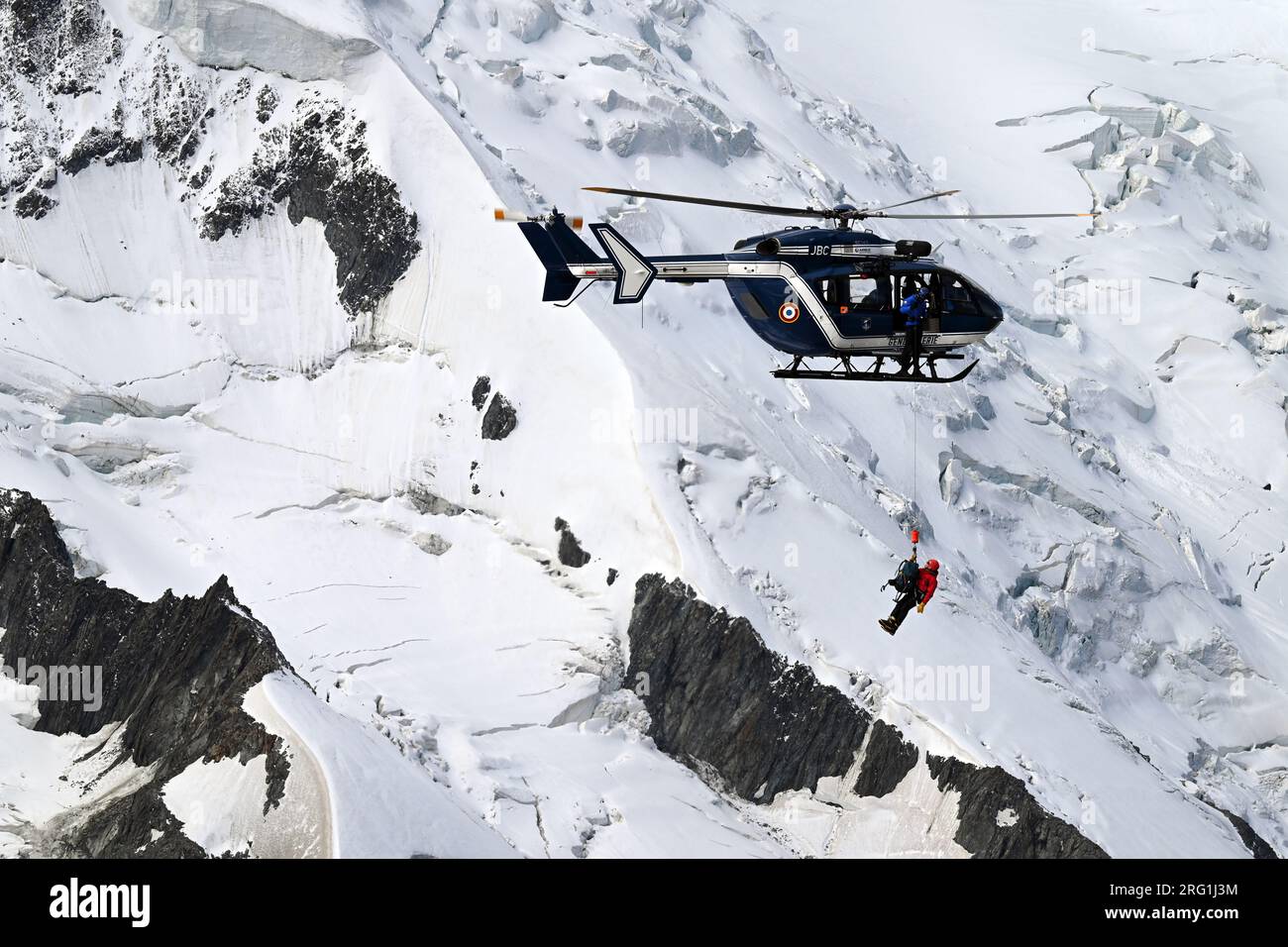 Pic du midi, Mont Blanc, Chamonix, France - juillet 31 2023 : grimpeur transporté par hélicoptère depuis la Gendarmerie PGHM dans des conditions difficiles Banque D'Images