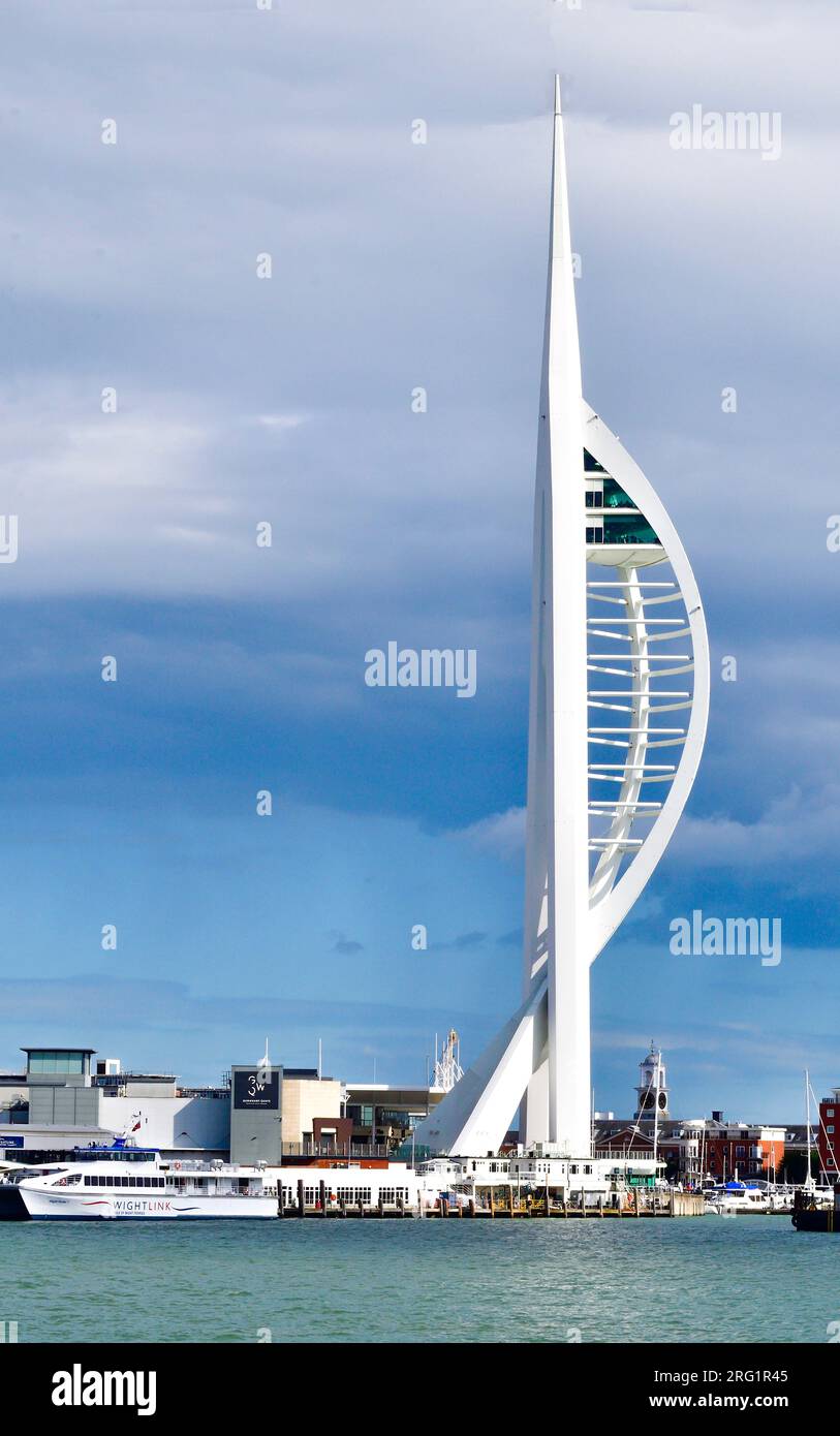 L'emblématique Spinnaker Tower est la voile du Solent. Surplombant Portsmouth harbour.its 170 mètres de haut tour d'observation offrant des vues spectaculaires Banque D'Images