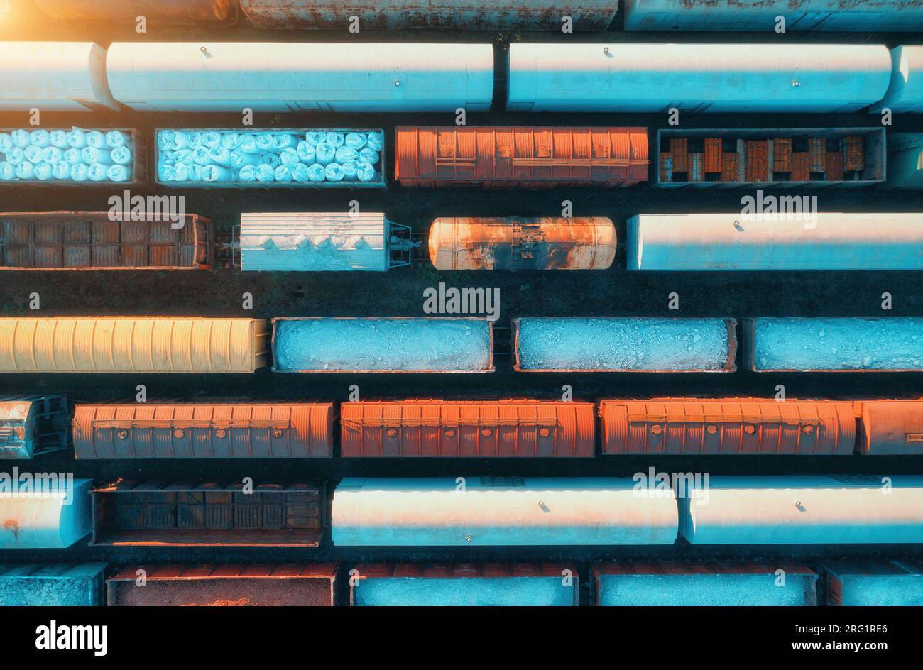 Vue aérienne des trains de marchandises au coucher du soleil. Wagons de marchandises de chemin de fer Banque D'Images