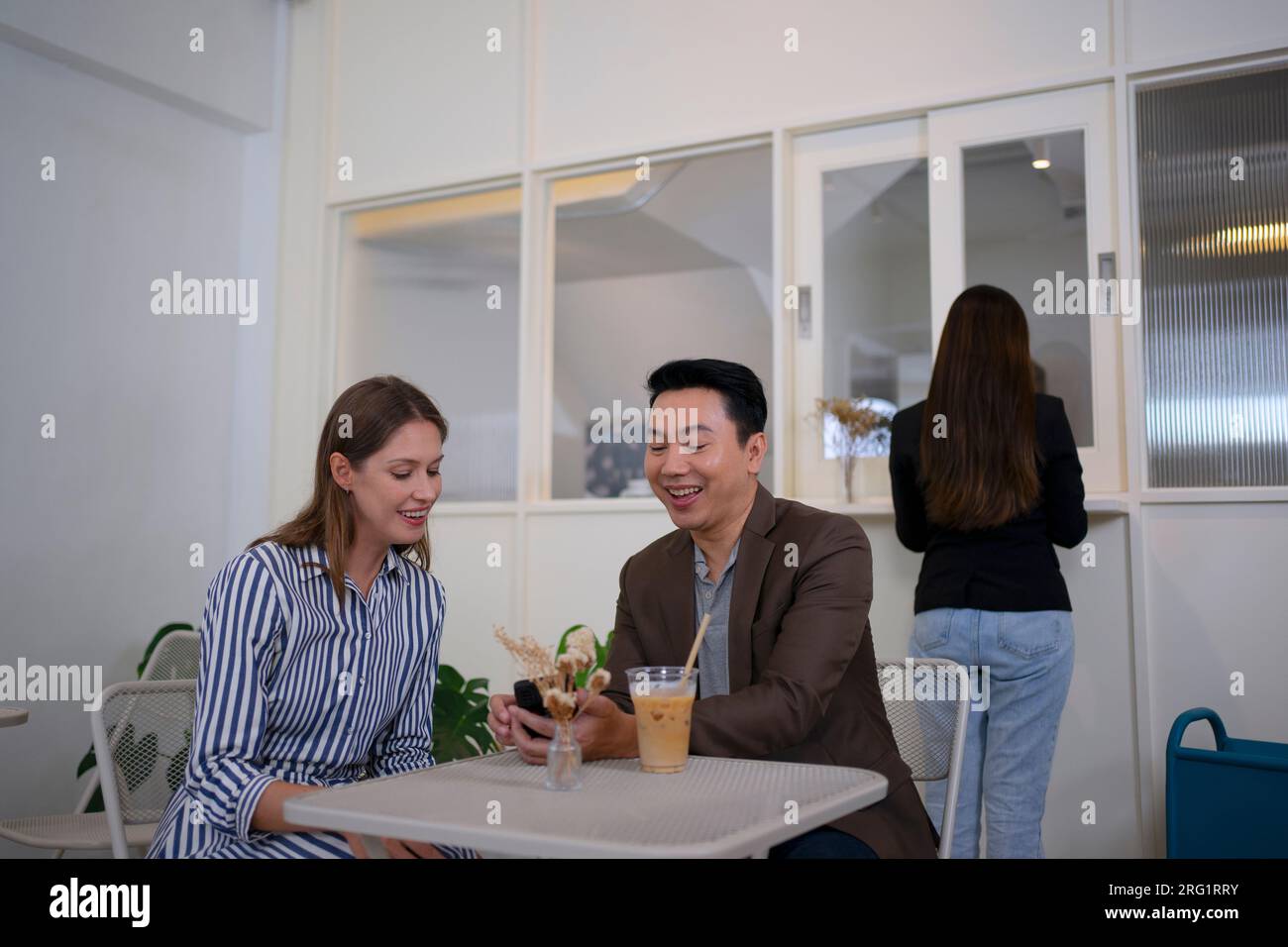 Les collègues traînent au café. Concept de collègue et d'amitié. Banque D'Images