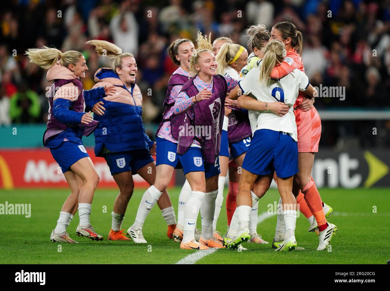 Les joueuses anglaises célèbrent leur victoire à la fusillade au penalty lors de la coupe du monde féminine de la FIFA, Round of 16 au Brisbane Stadium, en Australie. Date de la photo : lundi 7 août 2023. Banque D'Images
