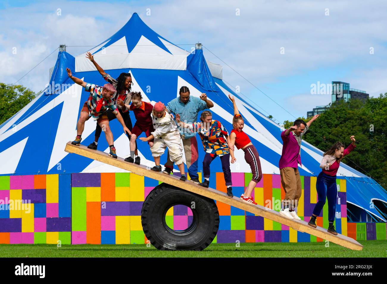 Édimbourg, Écosse, Royaume-Uni. 7 août 2023. Les membres du Revel Puck Circus jouent des spectacles d'équilibrage au Circus Hub on the Meadows à Édimbourg, leur Edinburgh Fringe montre The Wing Scuffle Spectacular Runs tout au long du mois d'août. Iain Masterton/Alamy Live News Banque D'Images