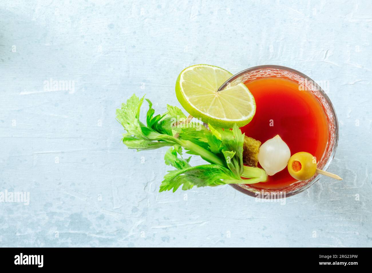 Cocktail Bloody Mary avec garniture, top shot avec espace copie. Jus de  tomate épicé avec alcool, citron vert, cornichons et céleri, boisson  fraîche Photo Stock - Alamy