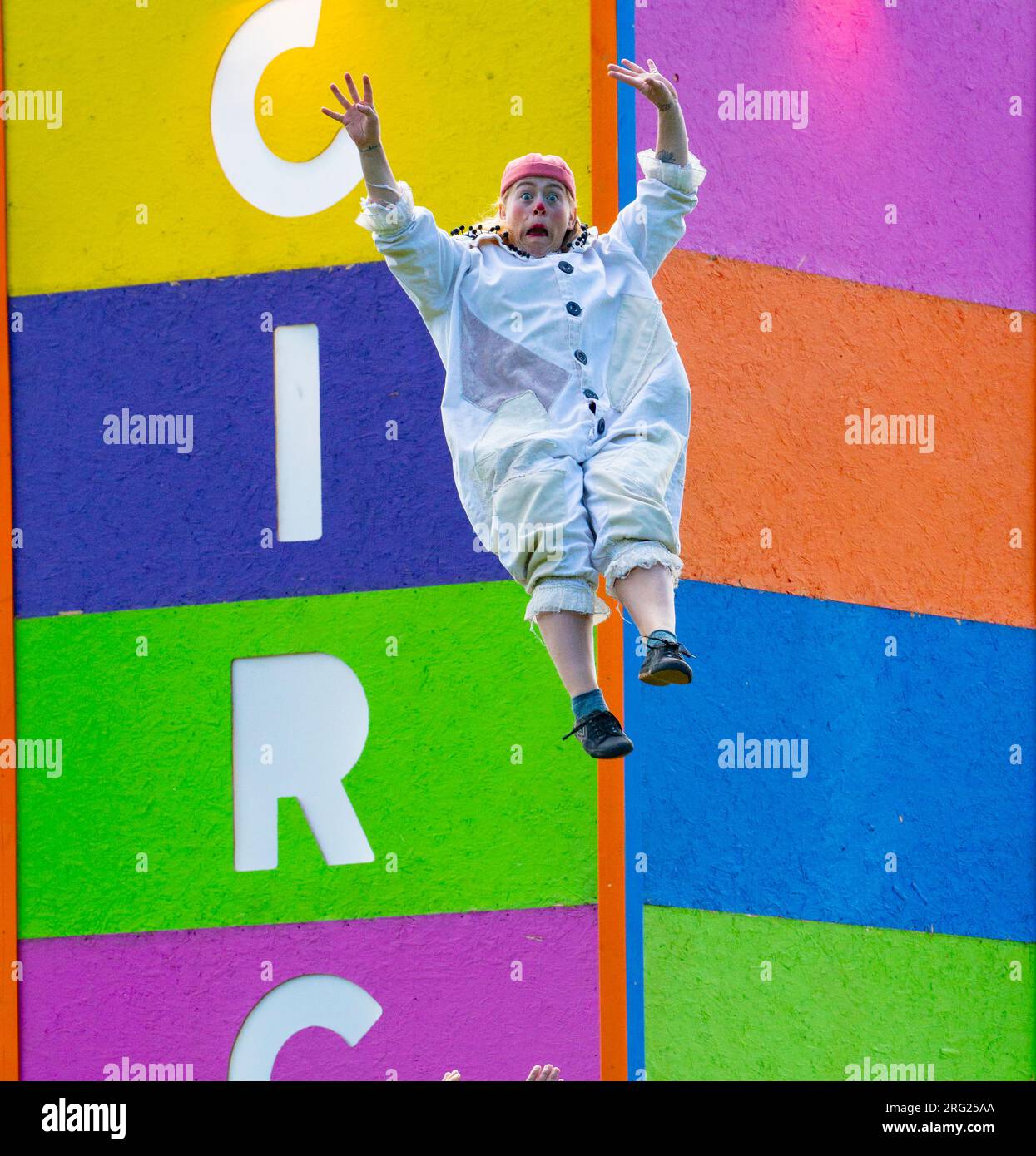 Édimbourg, Écosse, Royaume-Uni. 7 août 2023. Les membres du Revel Puck Circus jouent des spectacles d'équilibrage au Circus Hub on the Meadows à Édimbourg, leur Edinburgh Fringe montre The Wing Scuffle Spectacular Runs tout au long du mois d'août. Iain Masterton/Alamy Live News Banque D'Images