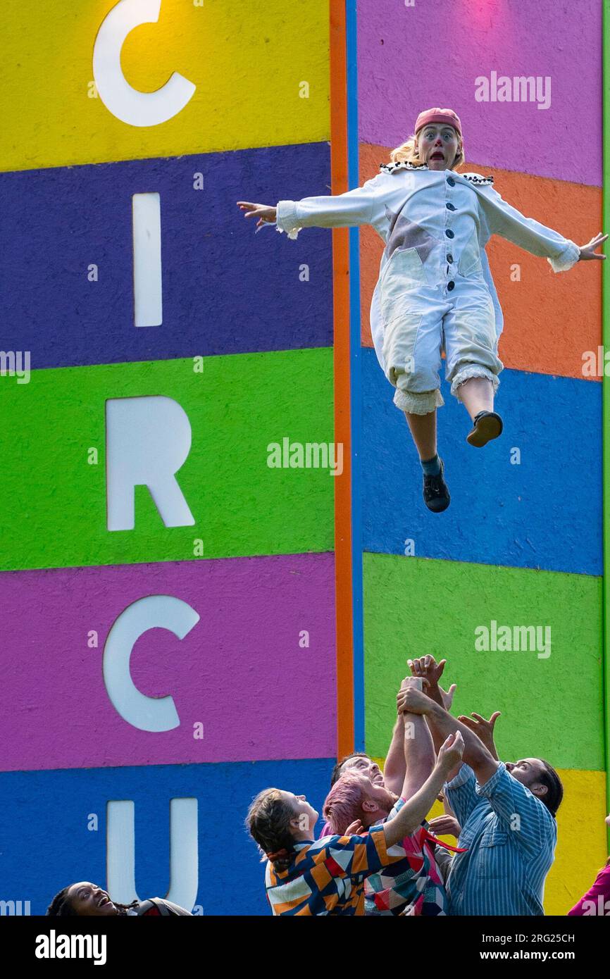 Édimbourg, Écosse, Royaume-Uni. 7 août 2023. Les membres du Revel Puck Circus jouent des spectacles d'équilibrage au Circus Hub on the Meadows à Édimbourg, leur Edinburgh Fringe montre The Wing Scuffle Spectacular Runs tout au long du mois d'août. Iain Masterton/Alamy Live News Banque D'Images