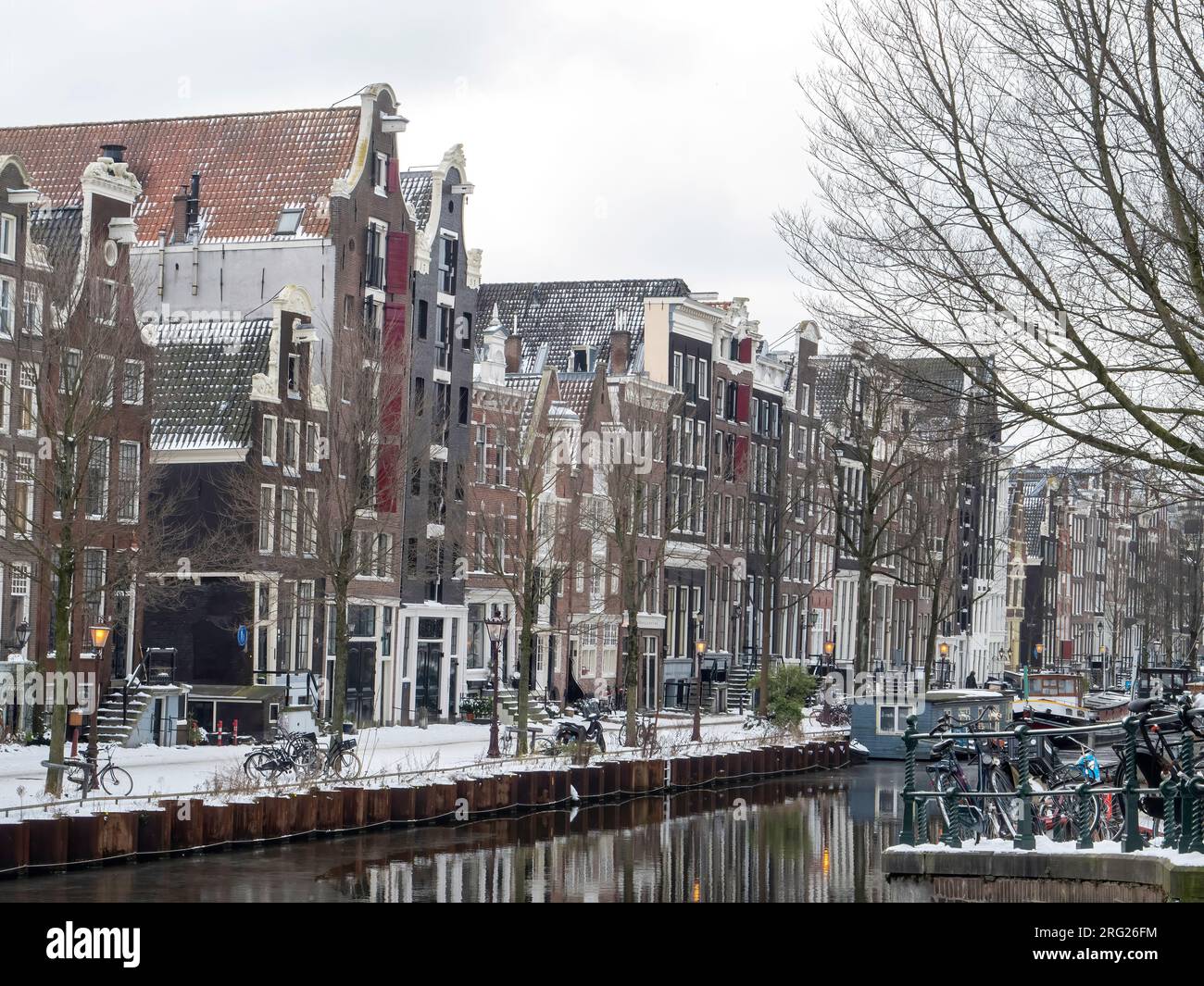 Brouwersgracht (Amsterdam ) en hiver, avec des bateaux et des maisons enneigés Banque D'Images