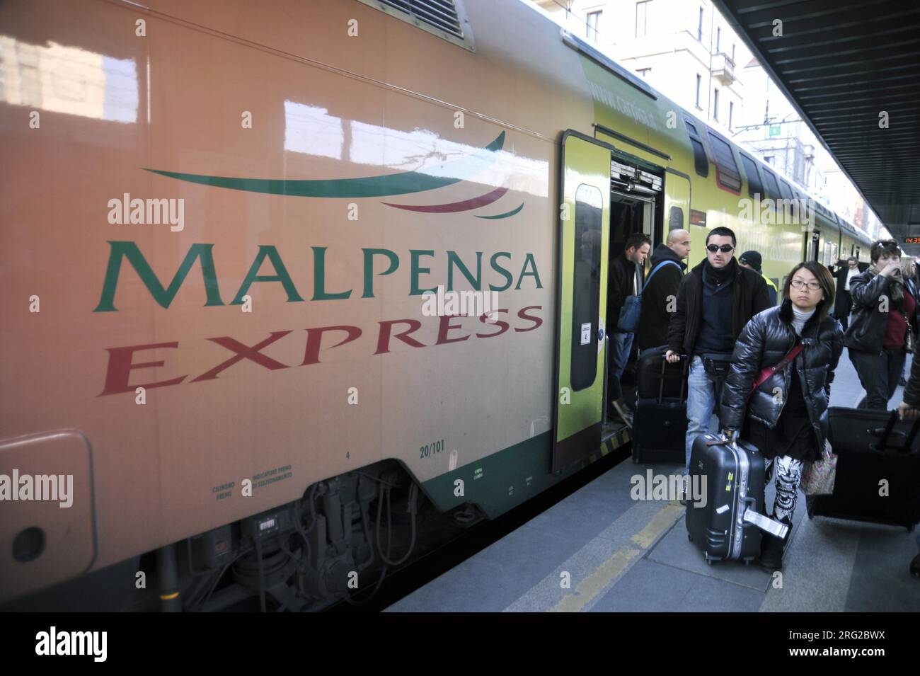 - Ferrovie Nord Milano, gare de Cadorna, train Malpensa Express....- Ferrovie Nord Milano, stazione Cadorna, treno Malpensa Express Banque D'Images