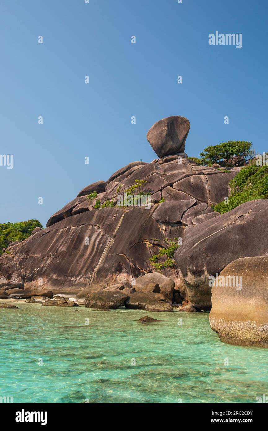 L'eau claire et les rochers de l'île de Ko Miang.Phang Nga, Thaïlande Banque D'Images