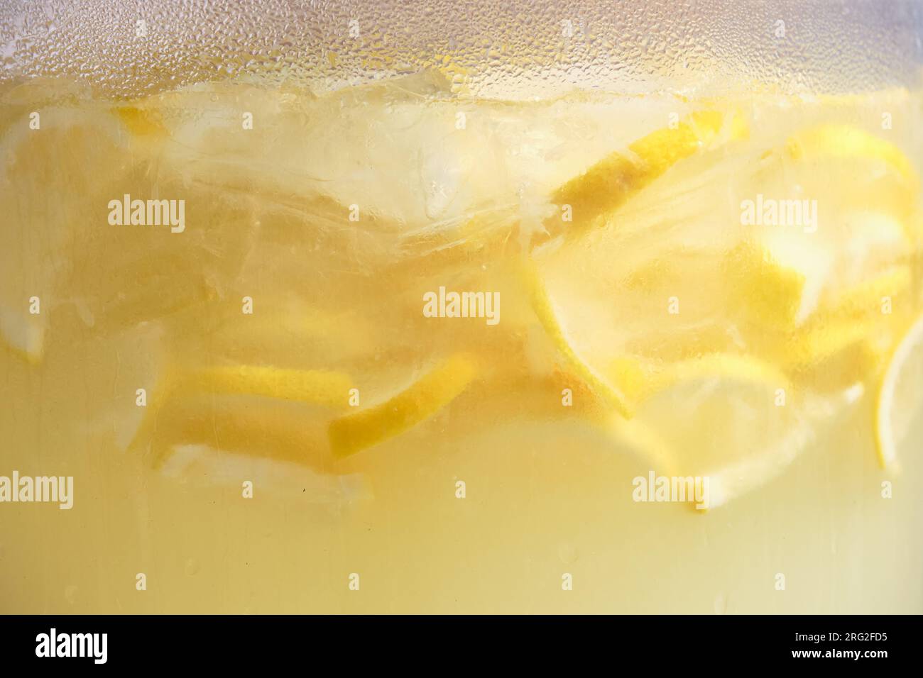 gros plan de tranches de citron flottant dans un pot transparent de limonade Banque D'Images