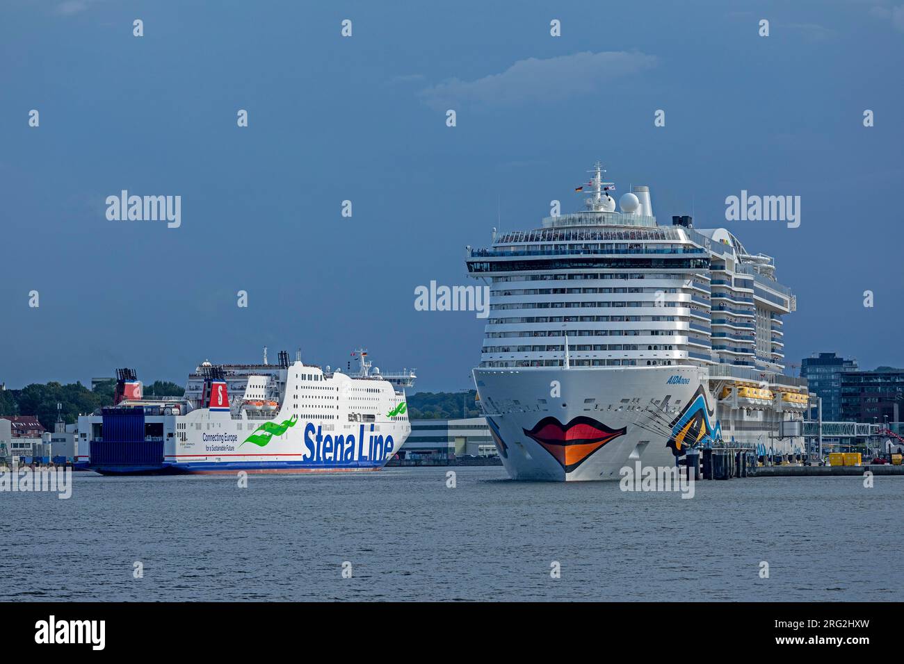 Stena Line ferry, bateau de croisière AIDAnova, port, Kiel, Schleswig-Holstein, Allemagne Banque D'Images