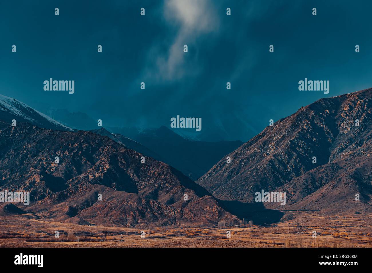 Paysage d'automne de montagne avant la tempête, Kirghizistan, couleurs dramatiques Banque D'Images