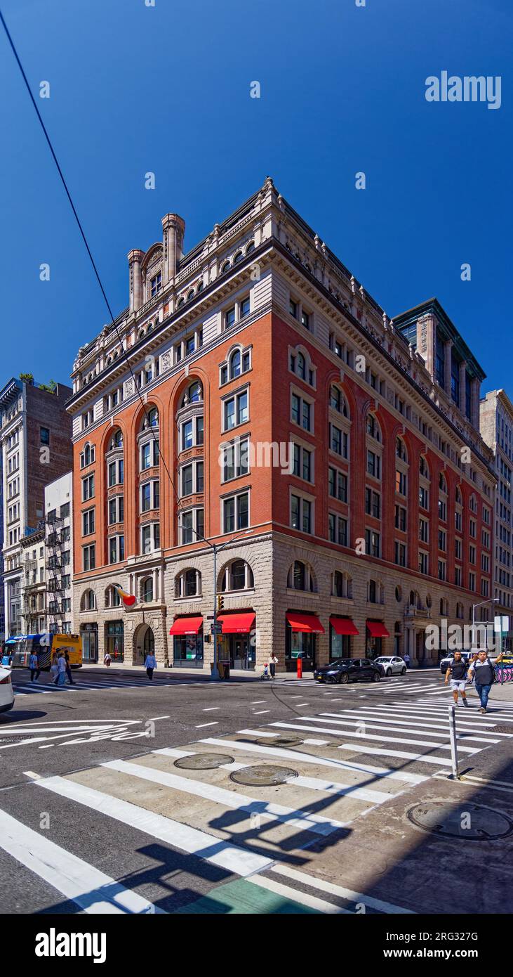 Ladies’ Mile Historic District : Methodist Book Concern, 150 Fifth Avenue, ancien siège de l’édition religieuse, est maintenant des bureaux modernisés au-dessus des magasins. Banque D'Images